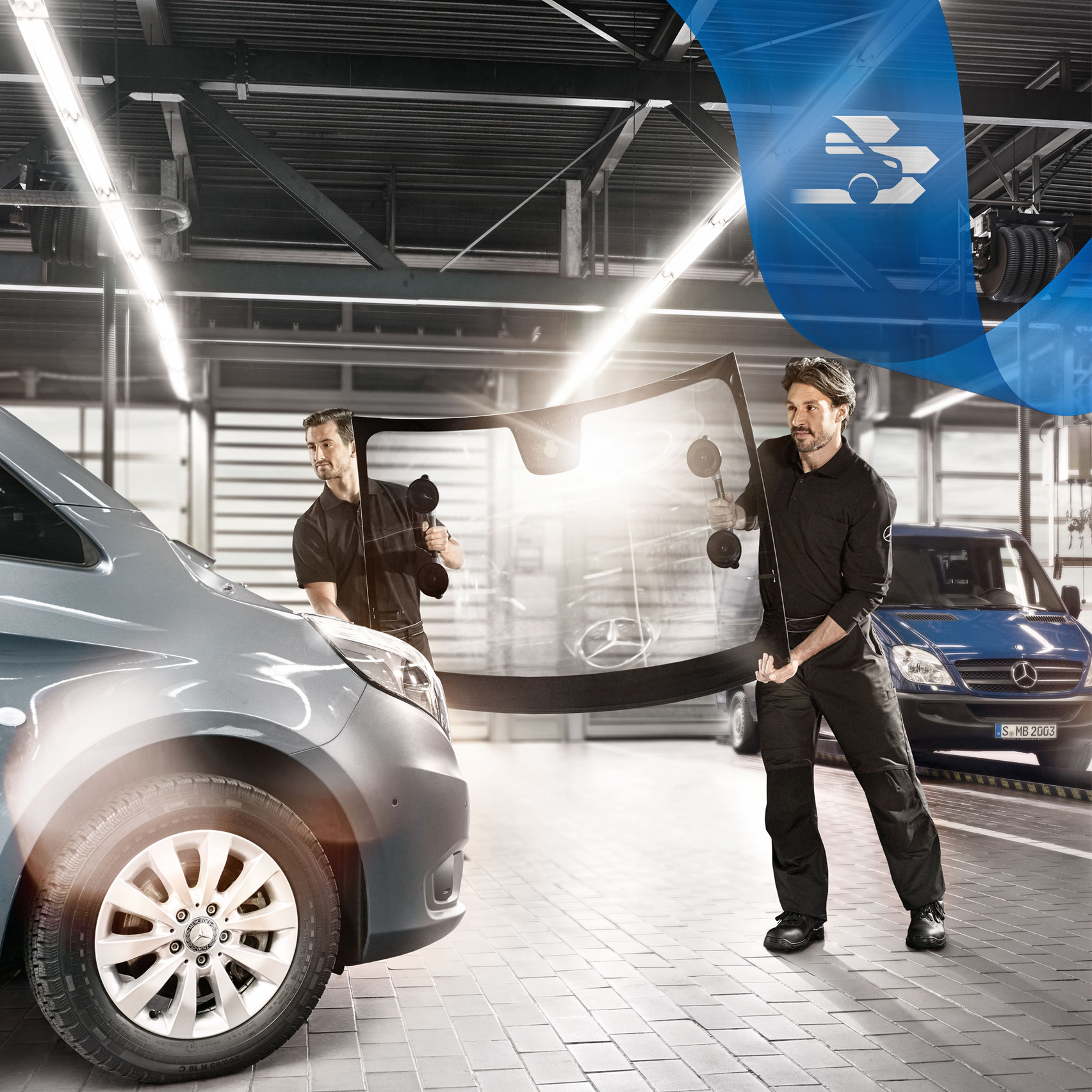 Mercedes-Benz | Riparazione Montaggio di un nuovo parabrezza su un veicolo commerciale Mercedes-Benz Vito grigio scuro.