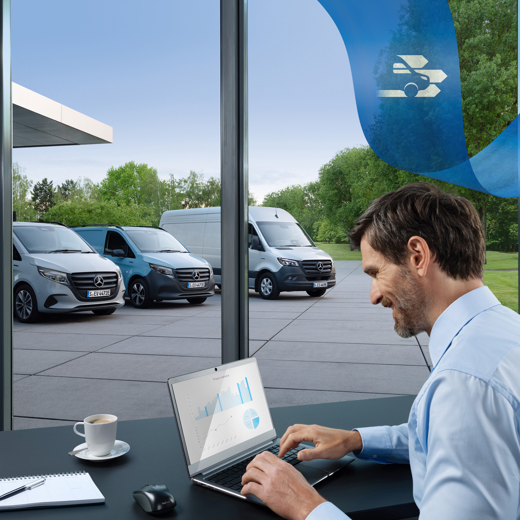 Mercedes-Benz | Maintenance des utilitaires légers Un homme utilisant un ordinateur portable dans un bureau avec une série d’utilitaires légers Mercedes-Benz en arrière-plan.