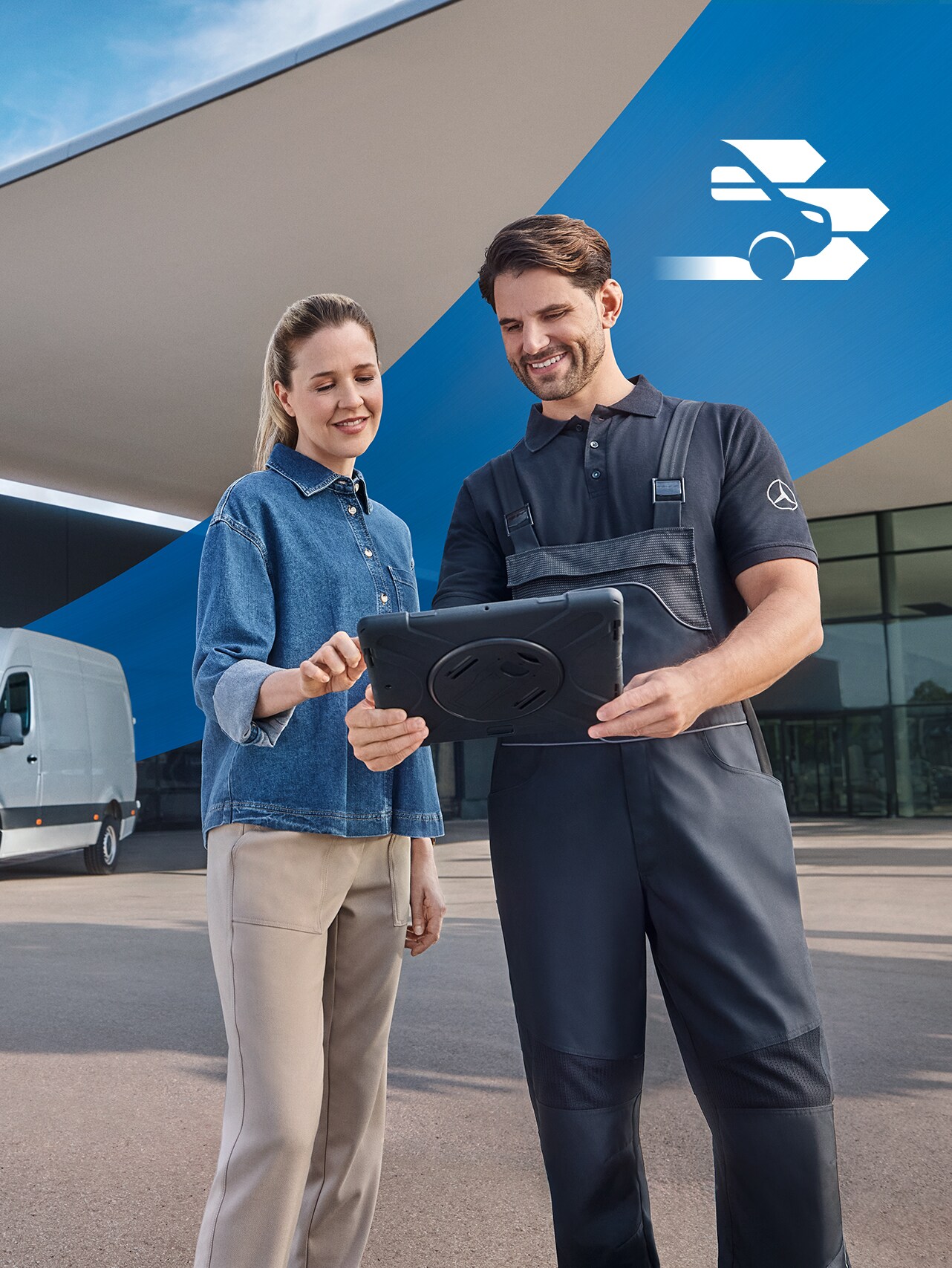 Deux personnes devant une concession - service complet de véhicules utilitaires pour les clients de Mercedes-Benz.