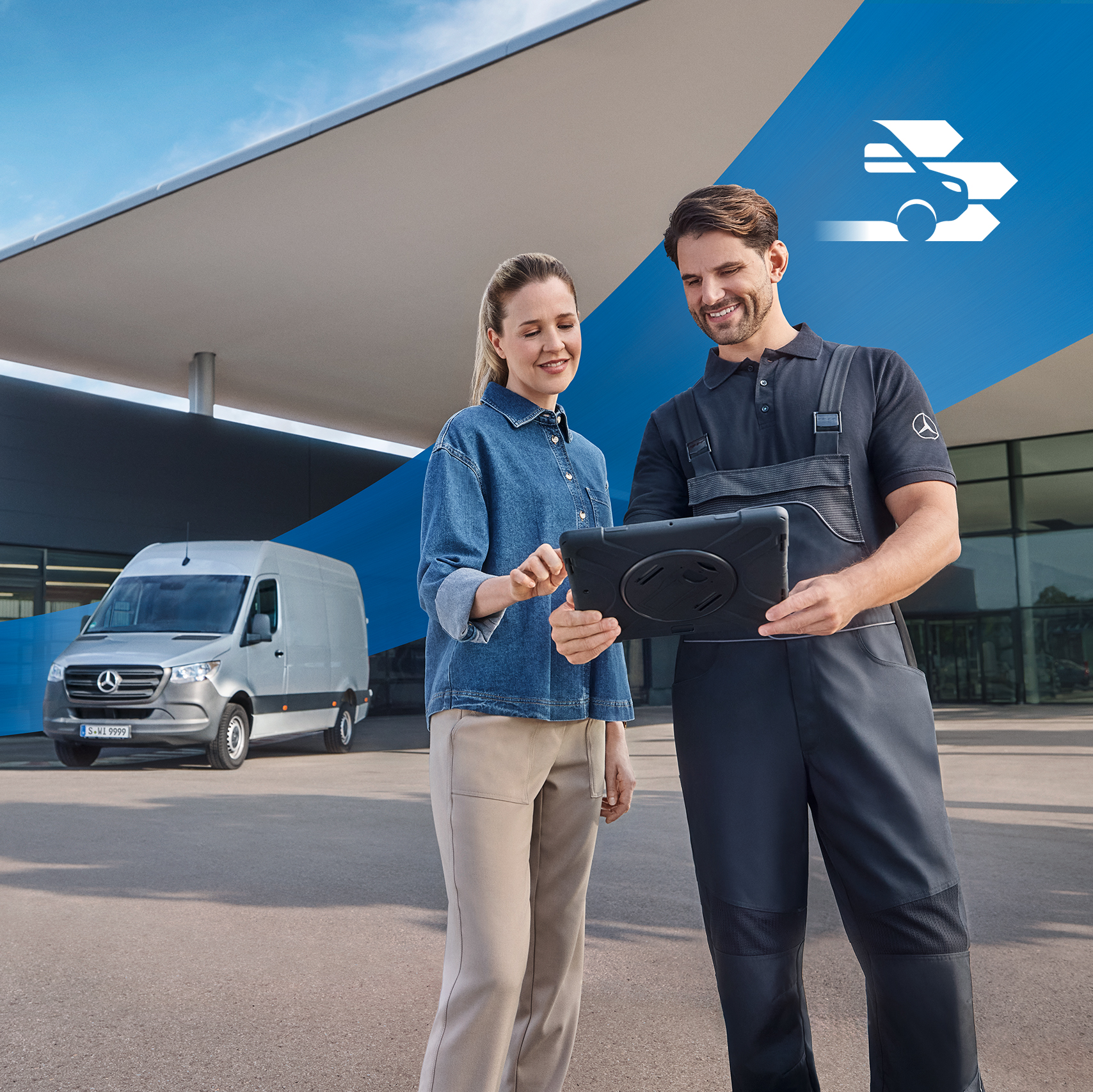 Mercedes-Benz | Dienstleistungen für Transporter Kundin und Service-Mitarbeiter mit Tablet vor Autohaus.