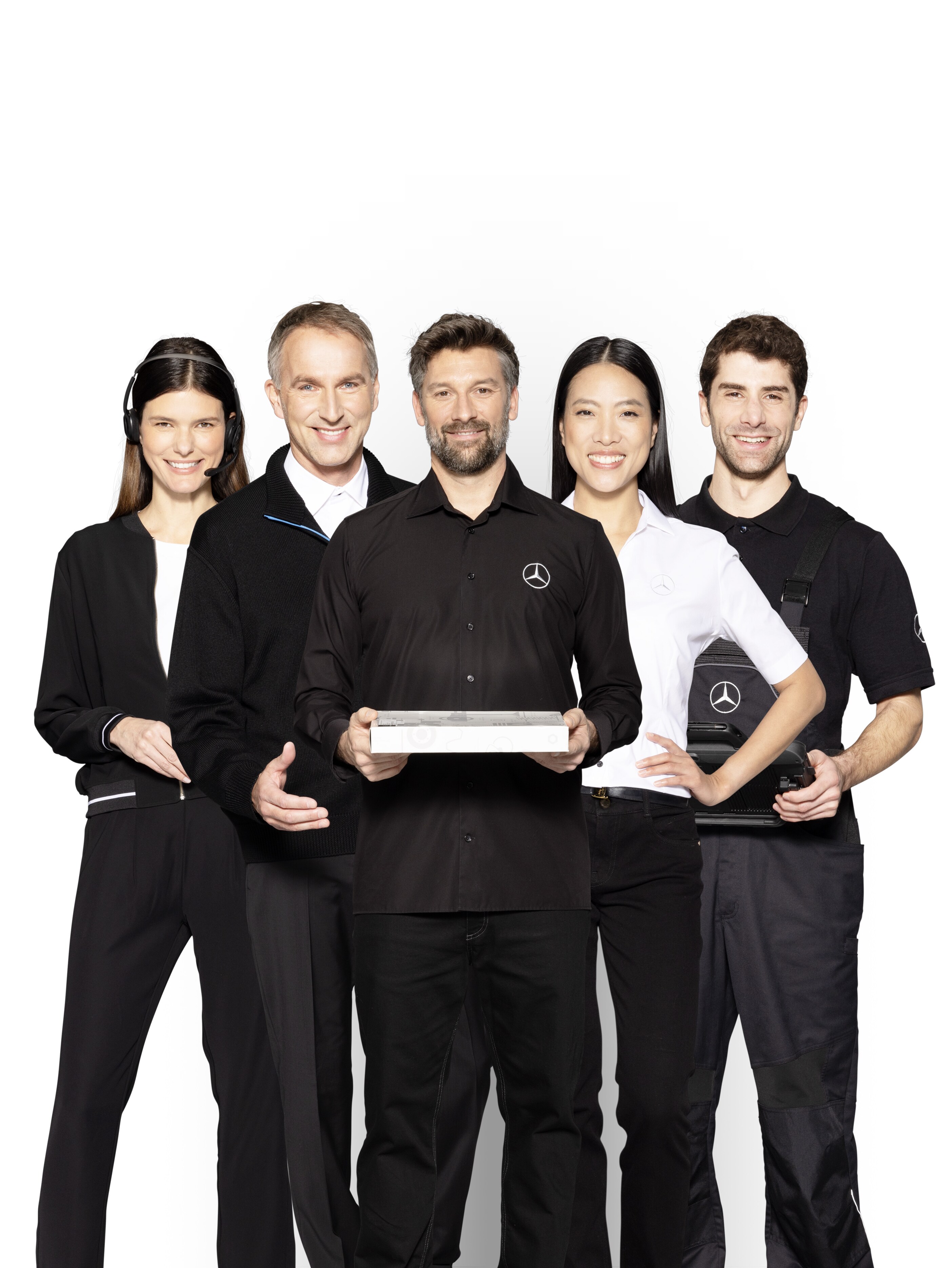 Cinque persone in abbigliamento Mercedes-Benz.