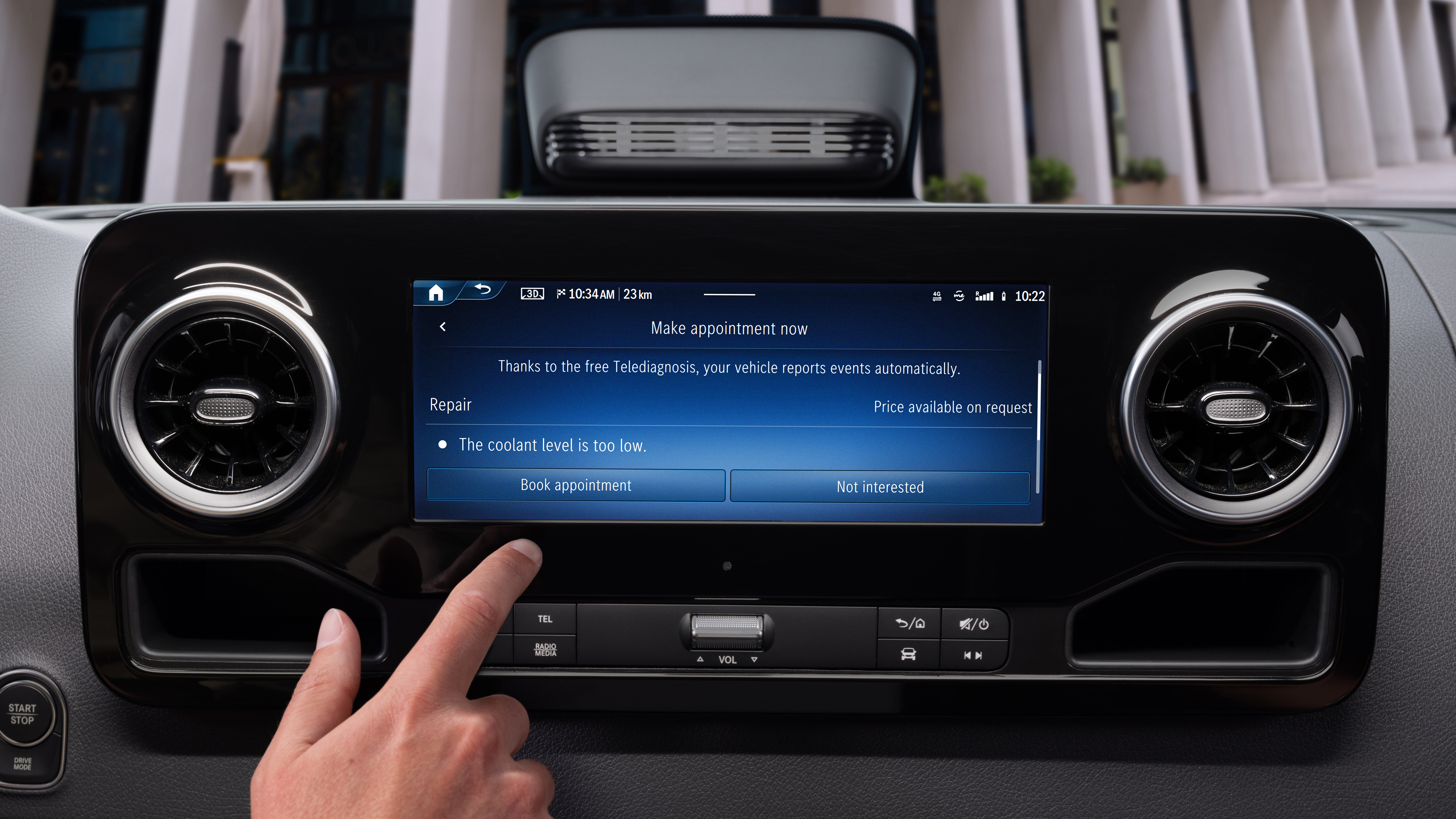 Mercedes-Benz | Technologie des utilitaires légers | Onboard Service App L'écran tactile de la Mercedes affiche le diagnostic de la Mercedes-Benz avec l'indication du niveau du liquide de refroidissement s’il est bas.