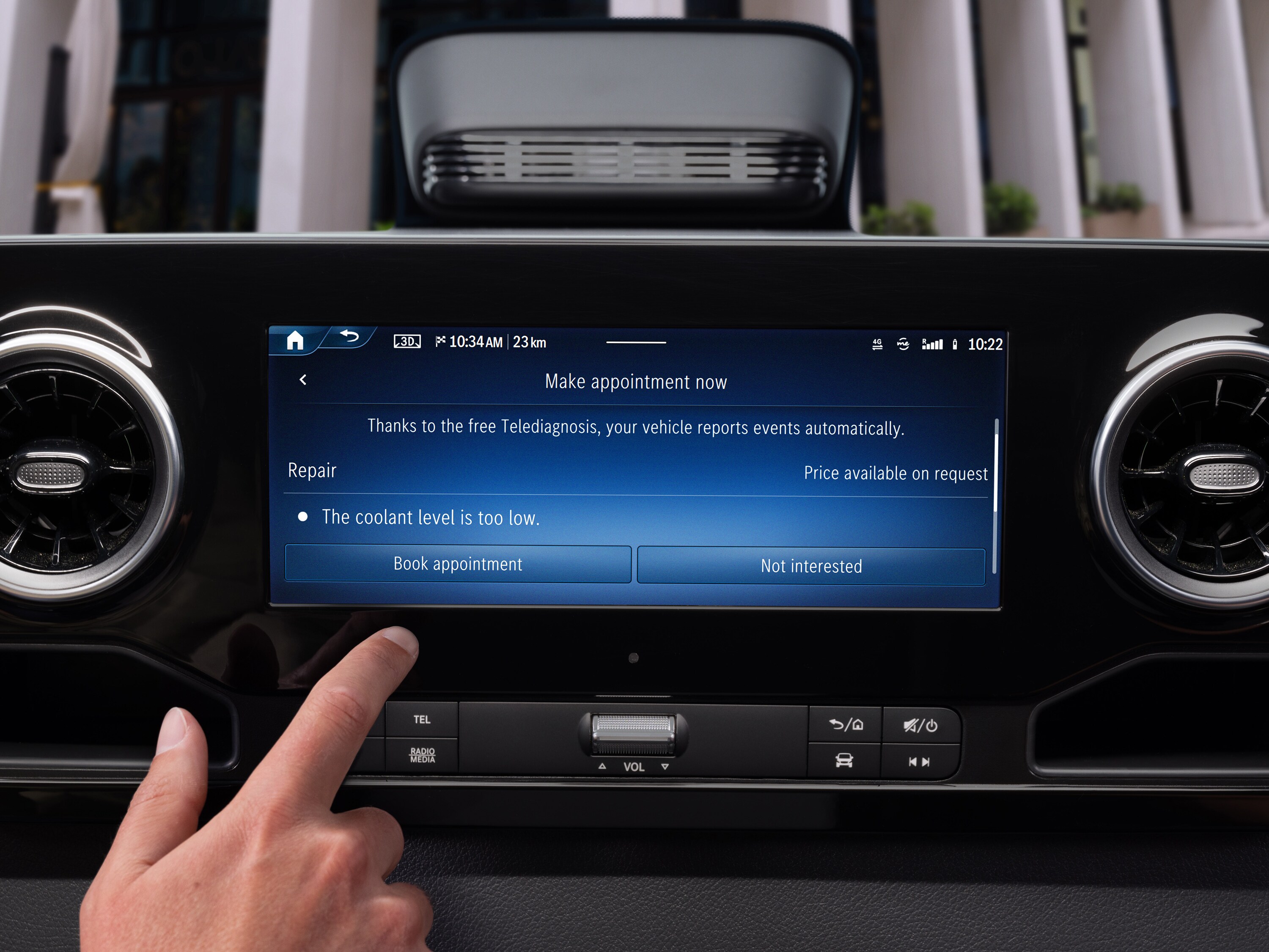 Il touchscreen della Mercedes mostra la schermata diagnostica della Mercedes-Benz con l'indicazione del livello basso del liquido di raffreddamento.