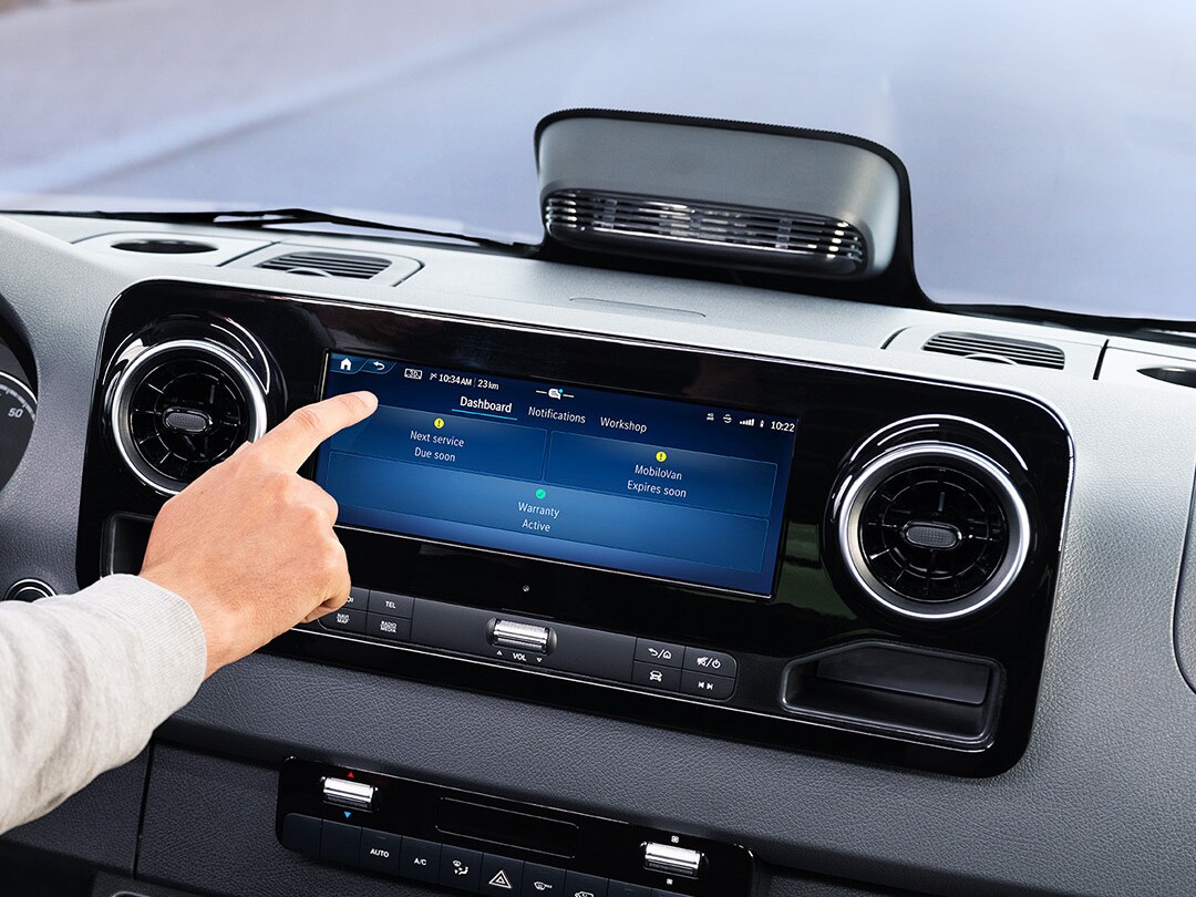 Il conducente utilizza l'App del servizio assistenza sul display di bordo per controllare i dati del veicolo e le opzioni di assistenza.