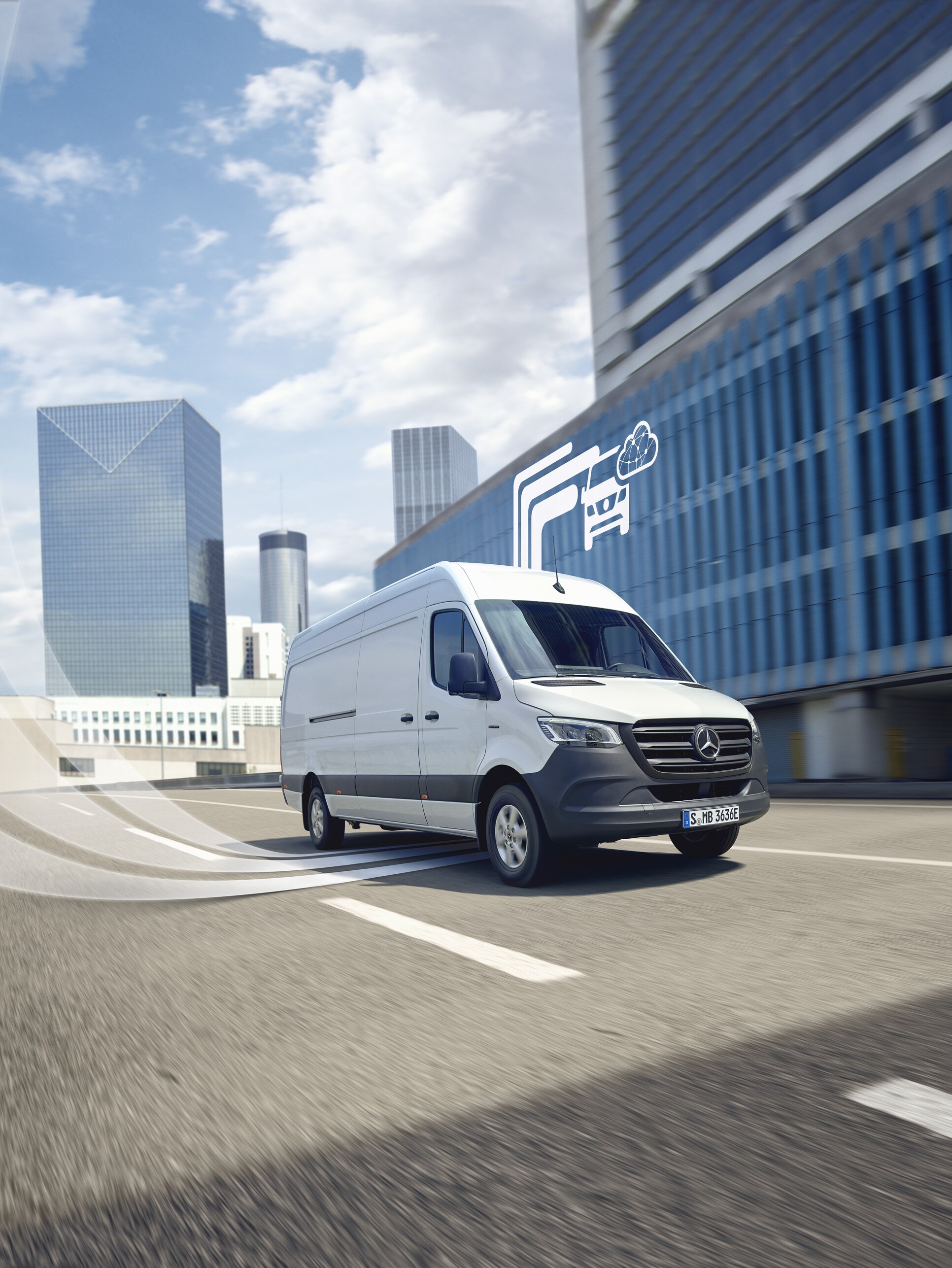 Utilitaire Mercedes-Benz circulant en ville moderne.