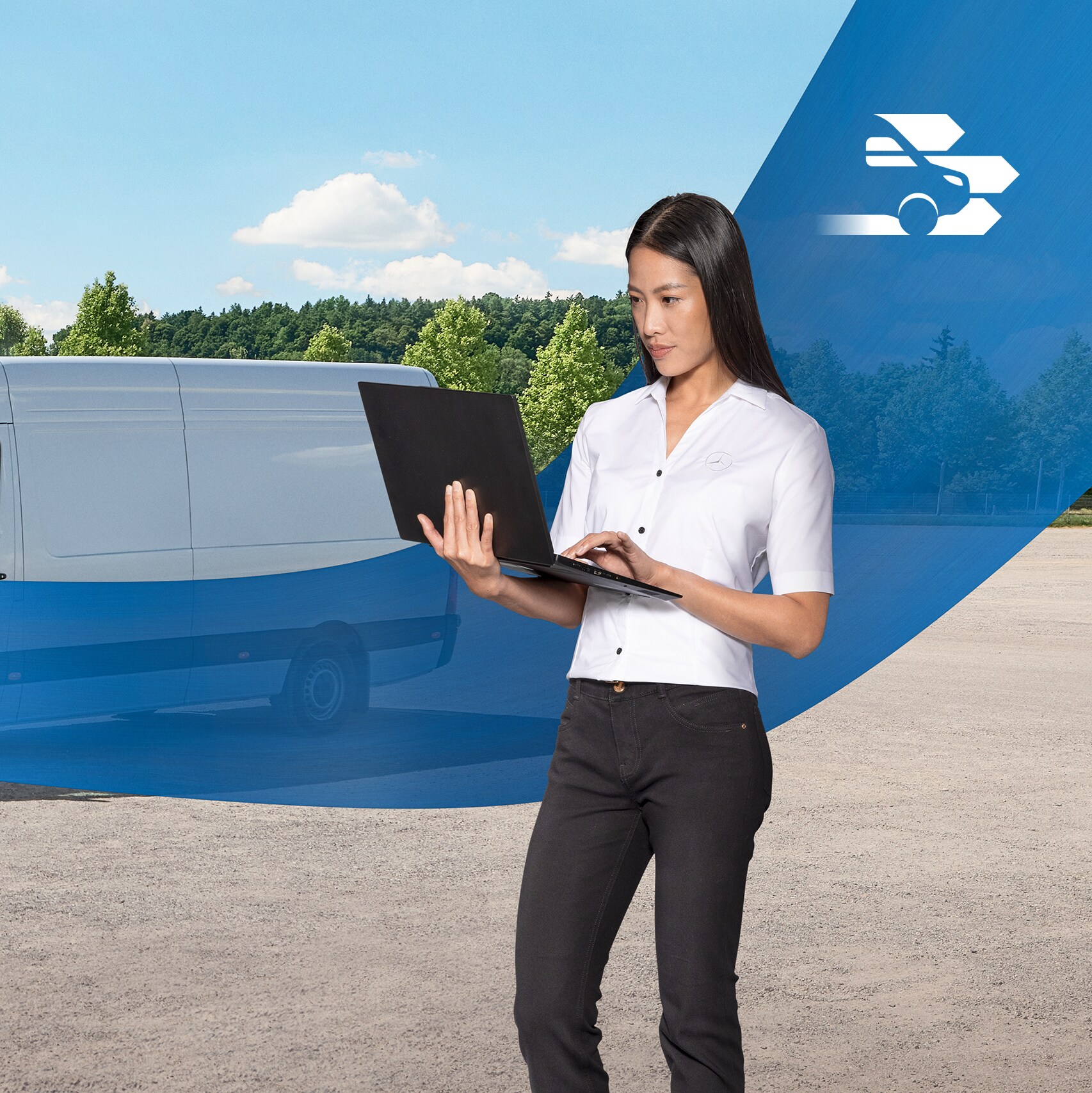 Femme avec ordinateur portable devant un utilitaire Mercedes-Benz blanc.