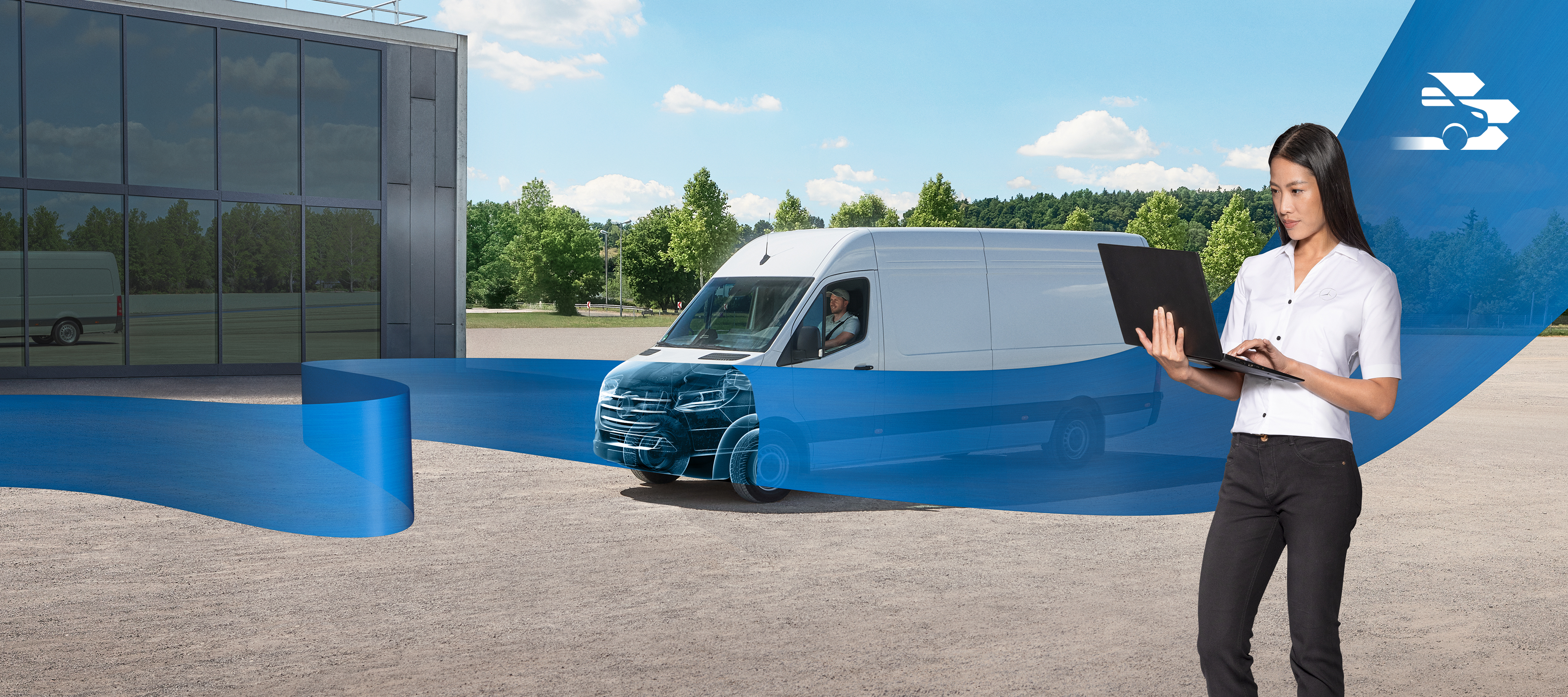 Mercedes-Benz | Technologie des utilitaires légers Femme avec ordinateur portable devant un utilitaire Mercedes-Benz blanc.