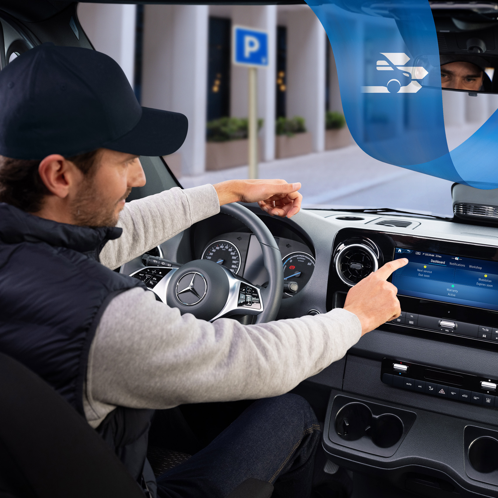 Mercedes-Benz | Tecnologia dei veicoli commerciali | OSA Il conducente utilizza la Mercedes-Benz Service App a bordo del veicolo per prenotare e gestire comodamente gli appuntamenti del servizio assistenza.