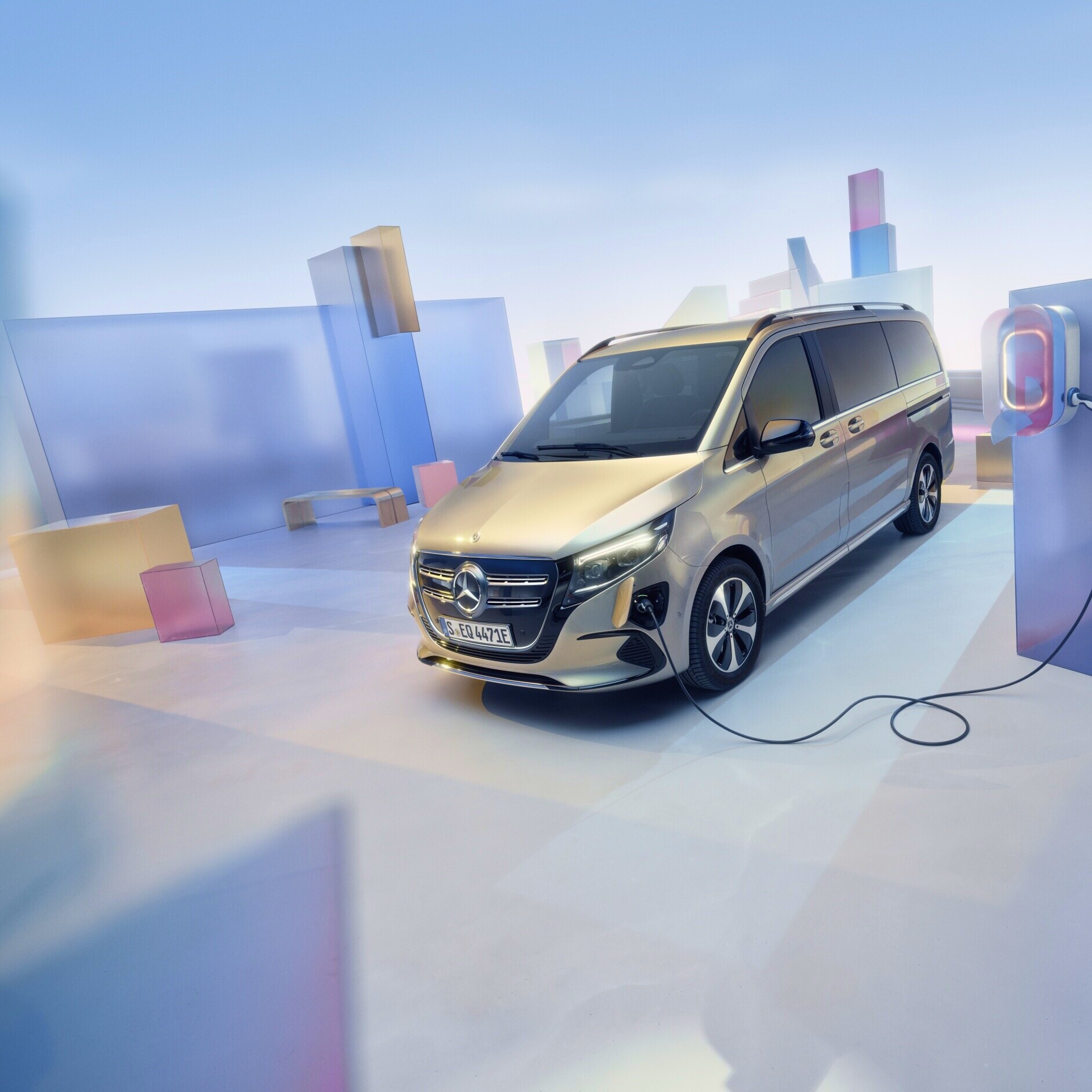 Aperçu des modèles | EQV | Mercedes-Benz Le Mercedes-Benz EQV à une borne de recharge.