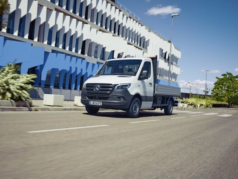 Das Mercedes-Benz eSprinter Fahrgestell im Straßenverkehr.