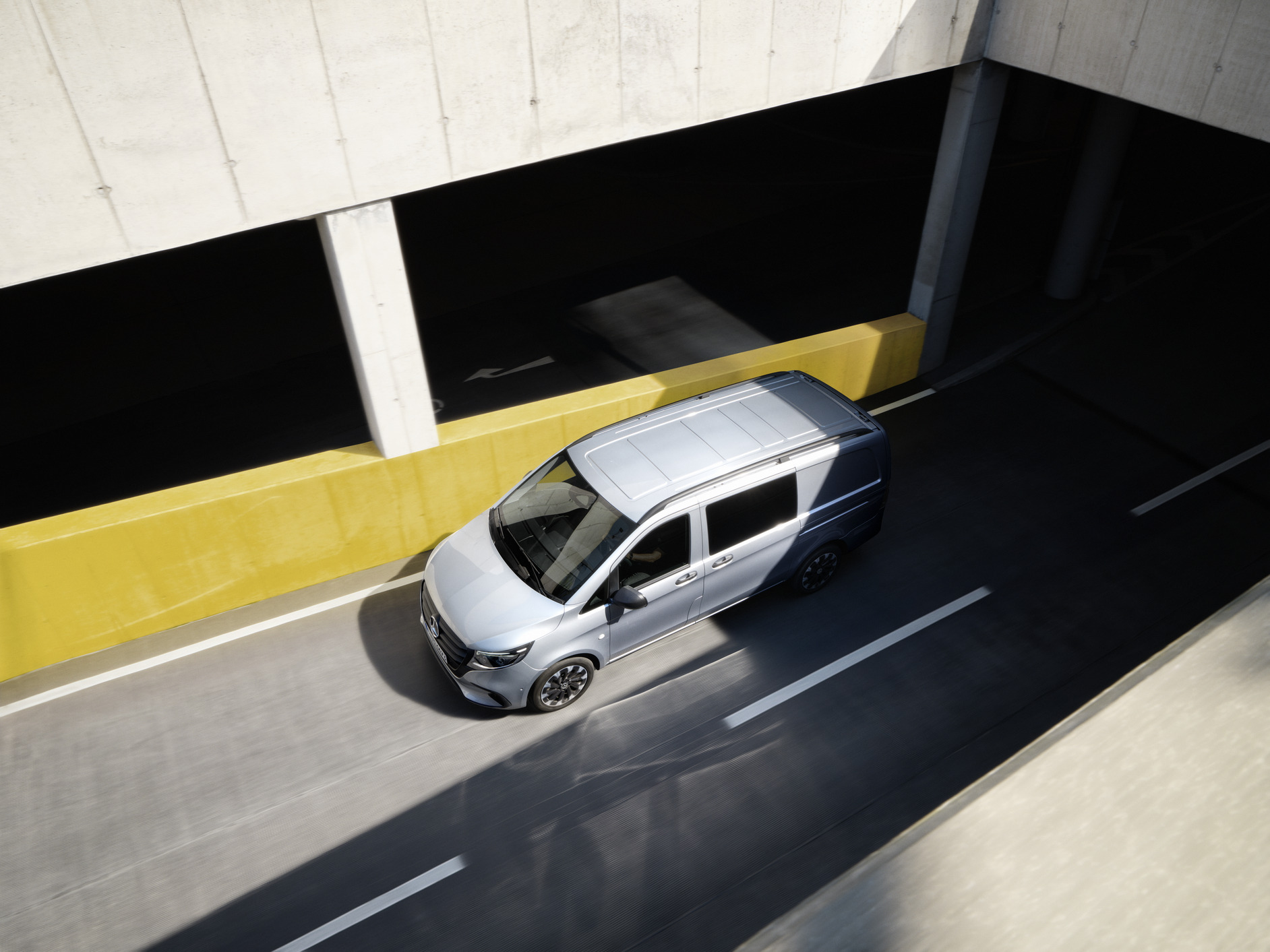 Vito Mixto | Mercedes-Benz Mercedes-Benz Vito Mixto che entra in un vialetto.