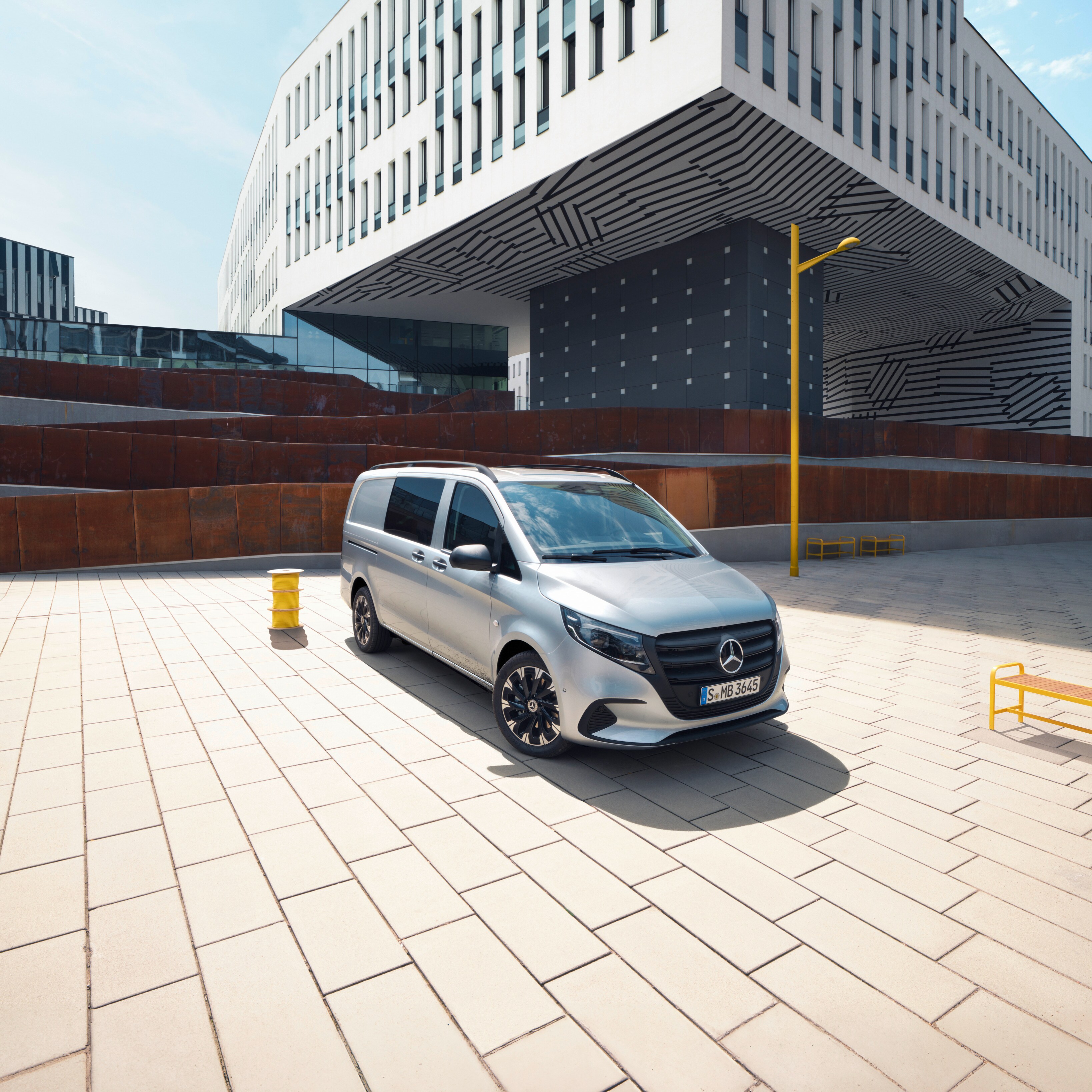 Der Mercedes-Benz Vito Mixto auf einem Parkdeck.