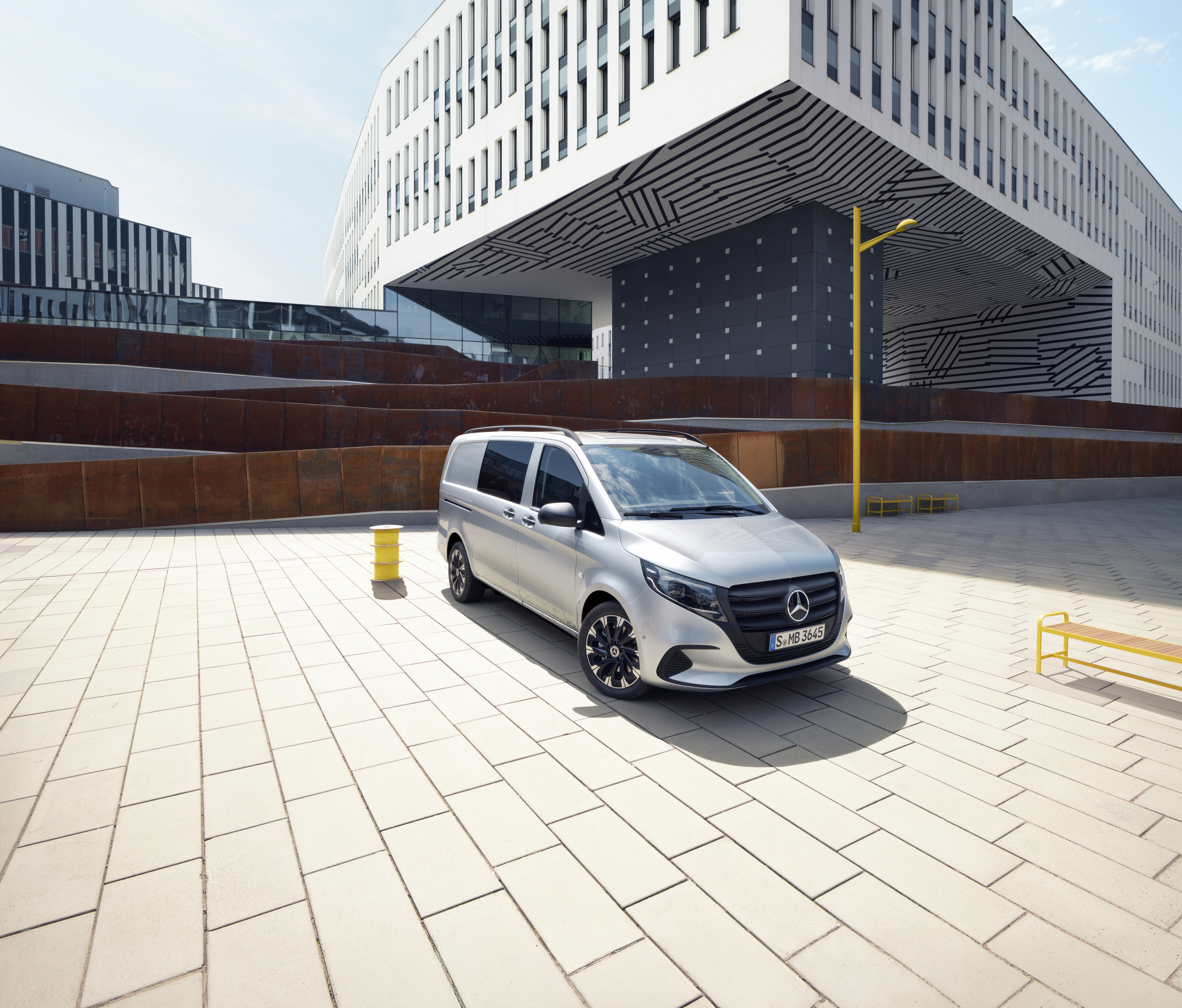 Vito Mixto | Mercedes-Benz Der Mercedes-Benz Vito Mixto auf einem Parkdeck.