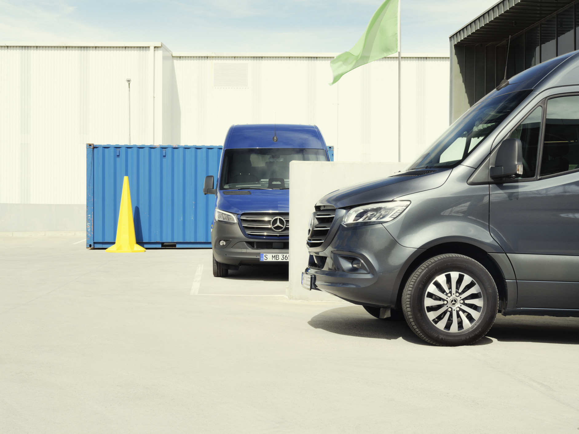 Sprinter | Mercedes-Benz Due modelli Sprinter in uno spazio di parcheggio.