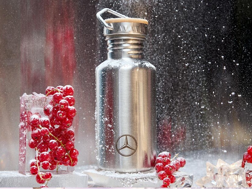 Borraccia in acciaio con logo Mercedes tra ribes ghiacciati.