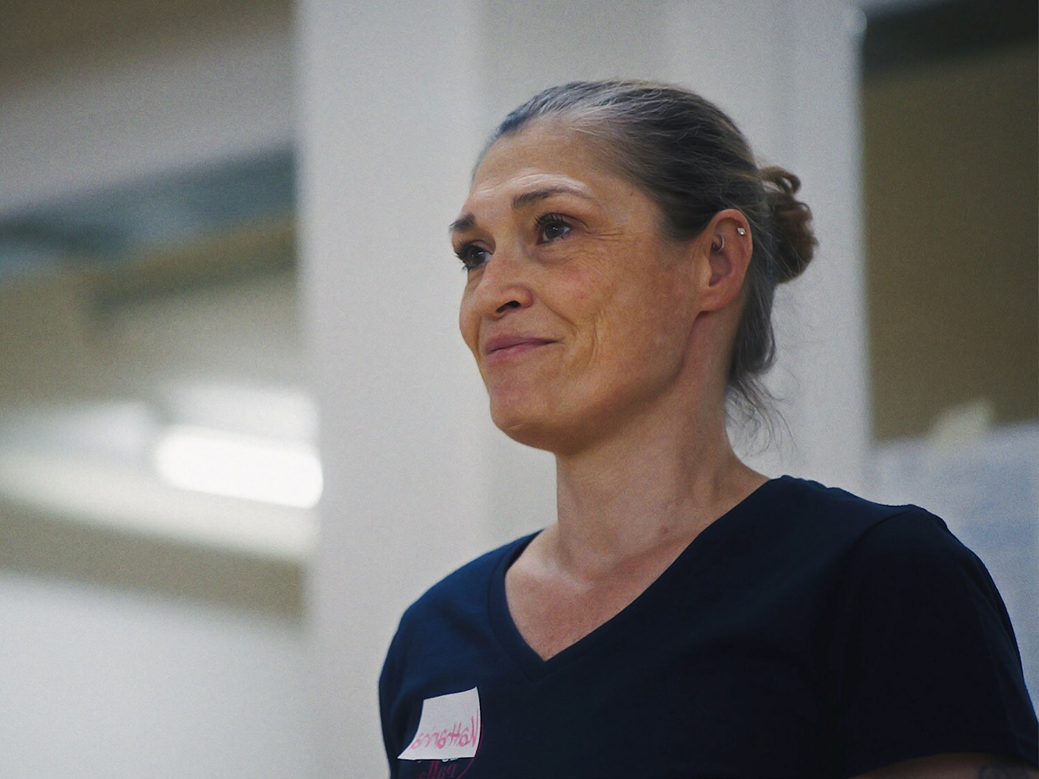 Nahaufnahme: Katharina Eisenring lächelt während einer Kurseinheit.