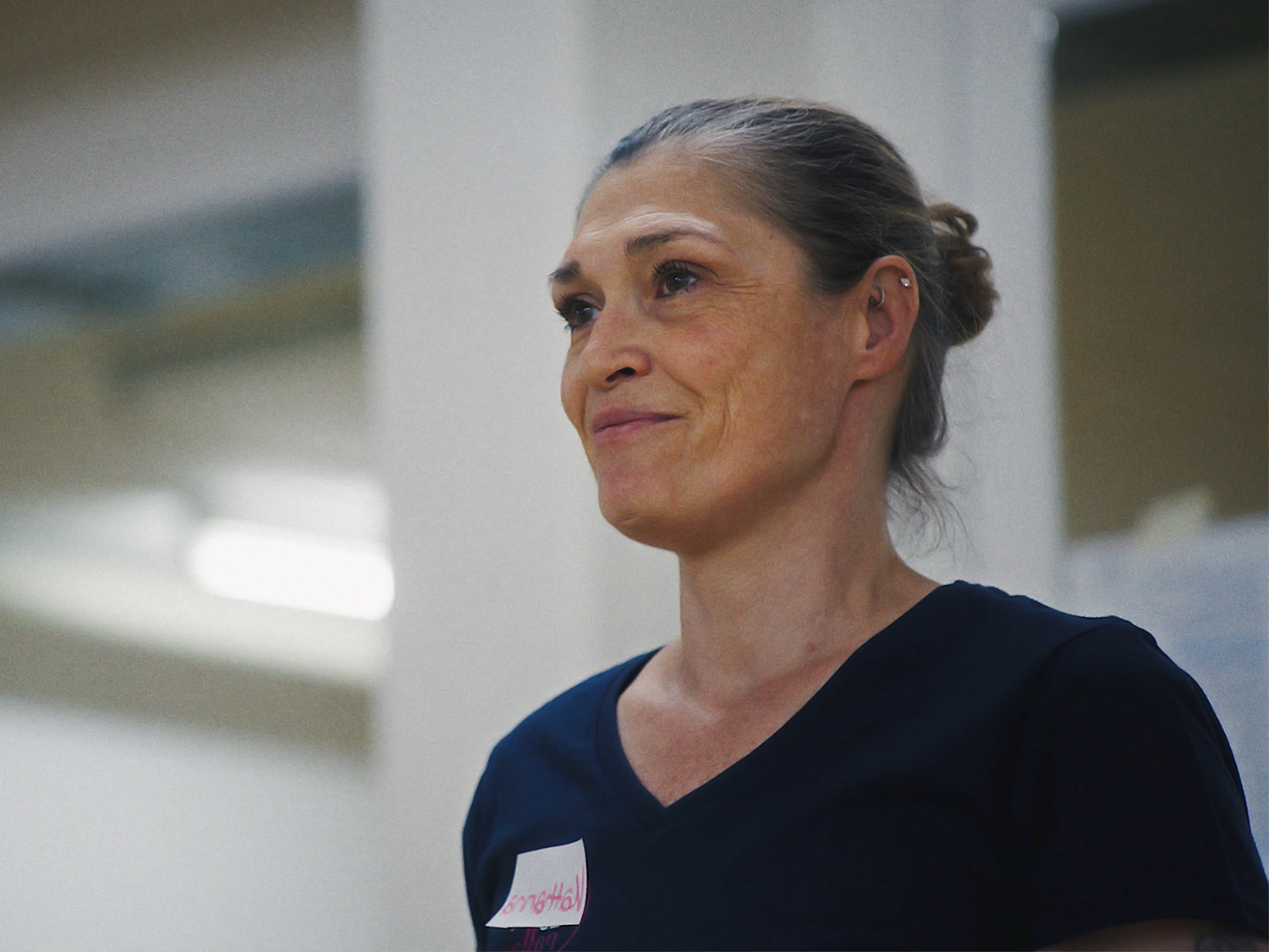 Katharina Eisenring Nahaufnahme: Katharina Eisenring lächelt während einer Kurseinheit.