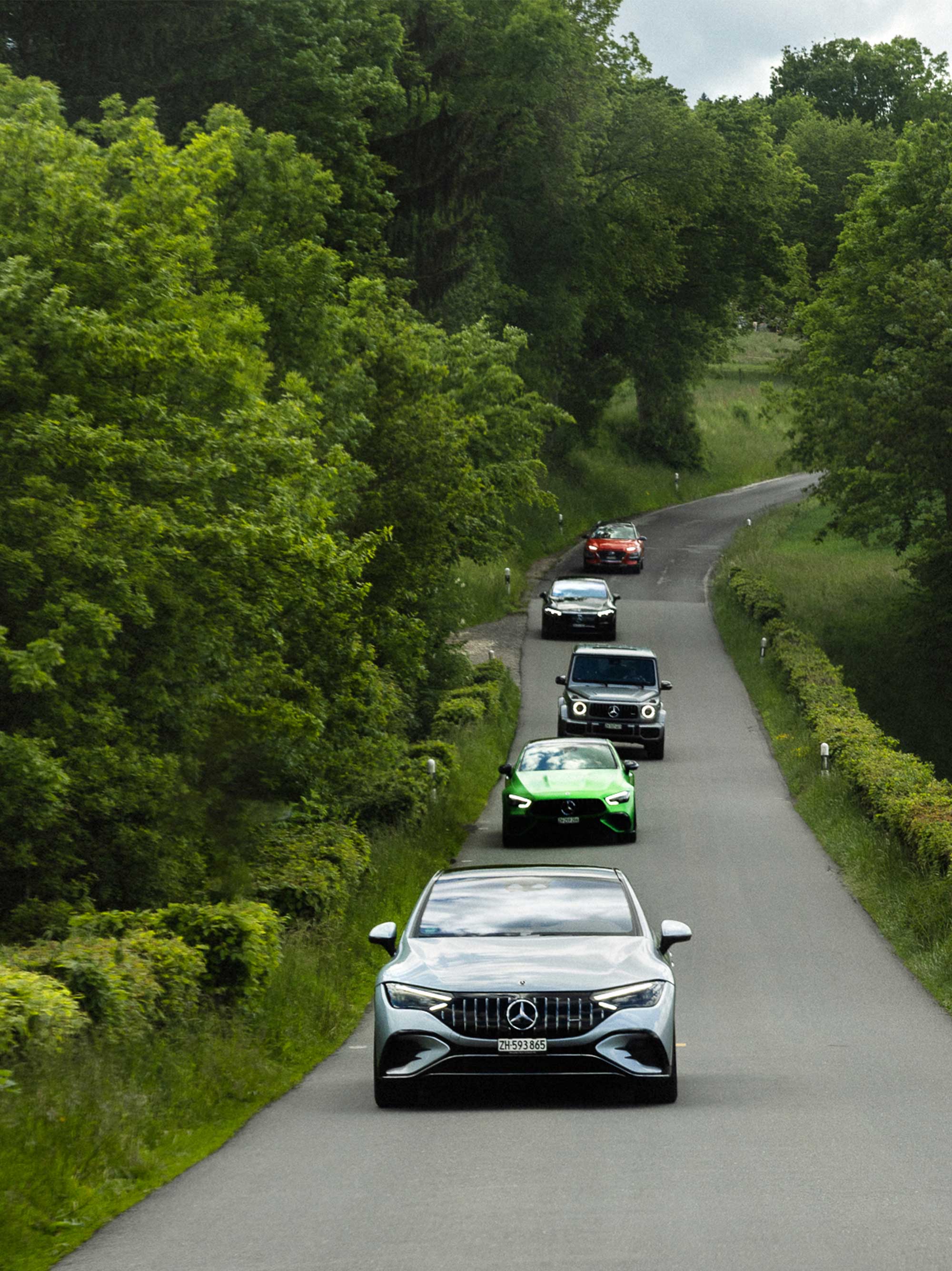 Diverse Mercedes-Benz Fahrzeuge Diverse Mercedes-Benz Fahrzeuge fahren durch eine malerische, unberührte Naturlandschaft.
