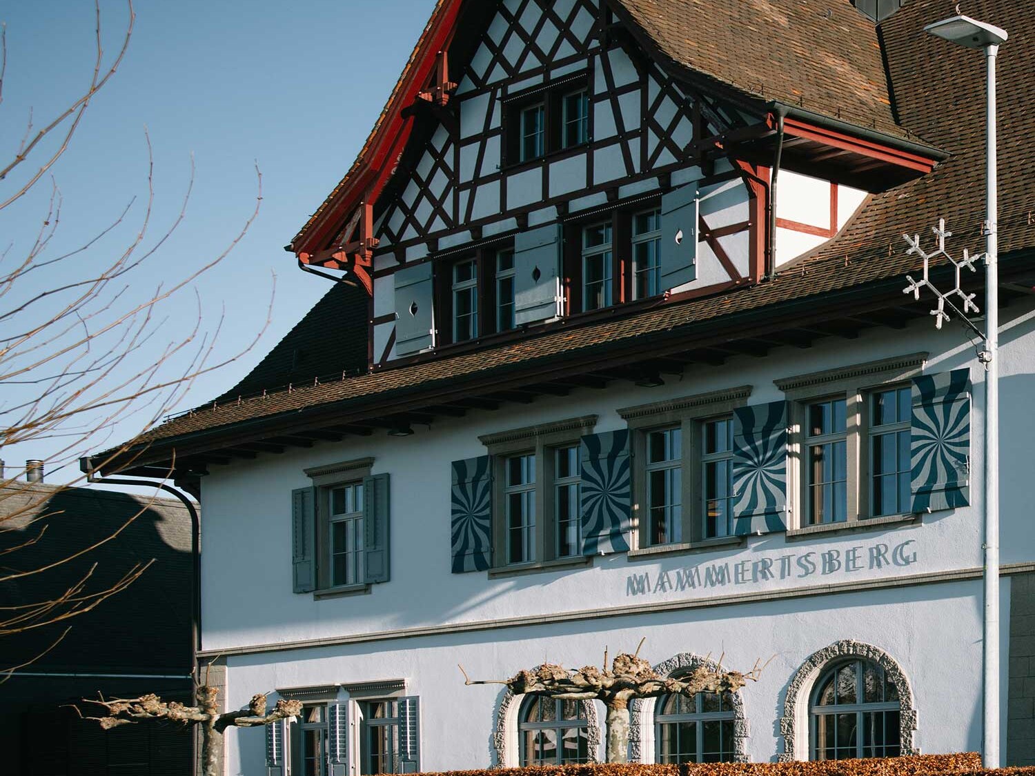 Das malerische Landschloss, von sanften Hügeln umschlungen.