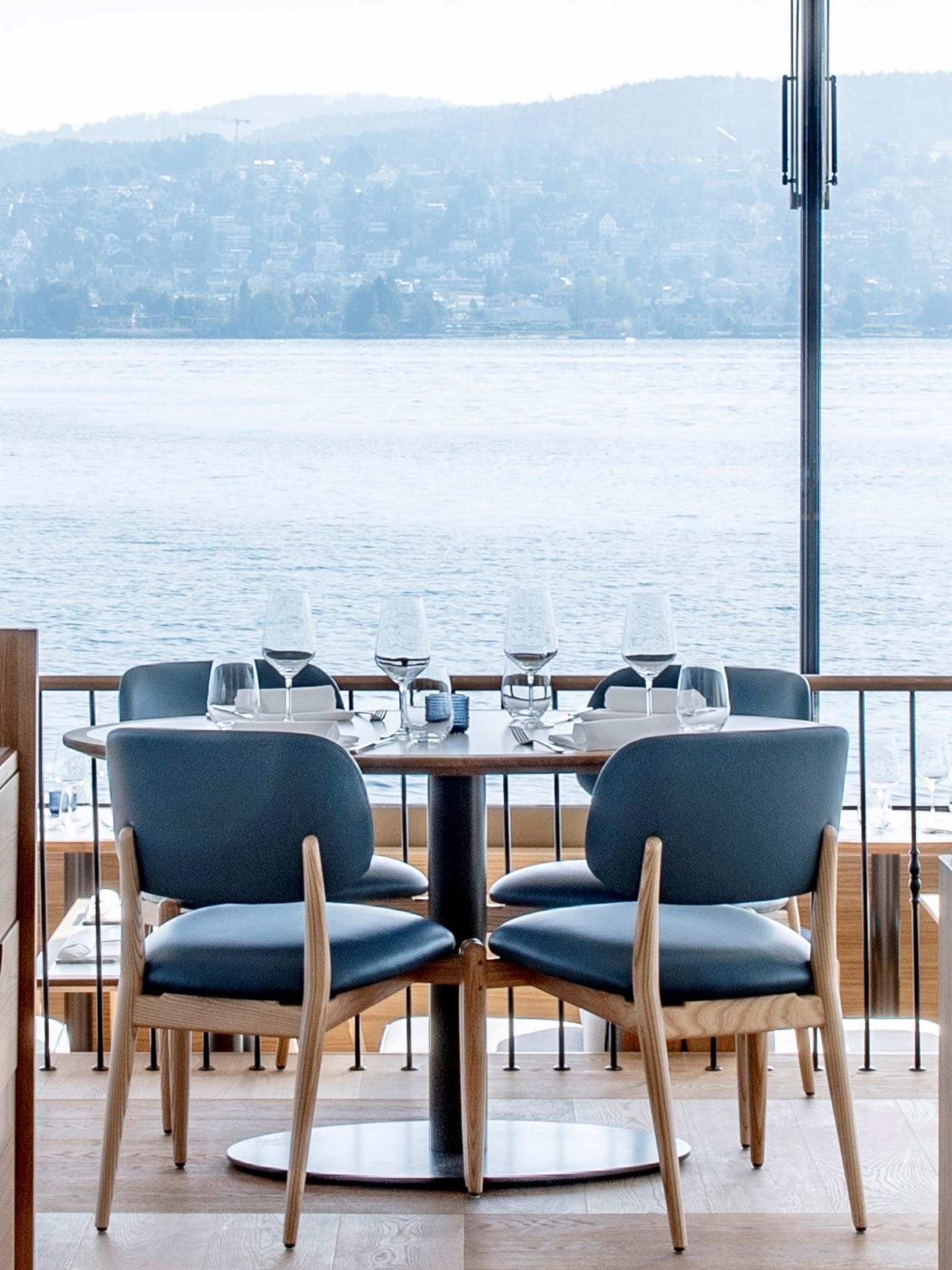 Restaurant Alex Lake Runder Esstisch im Restaurant Alex Lake mit atemberaubendem Blick auf den Zürichsee.