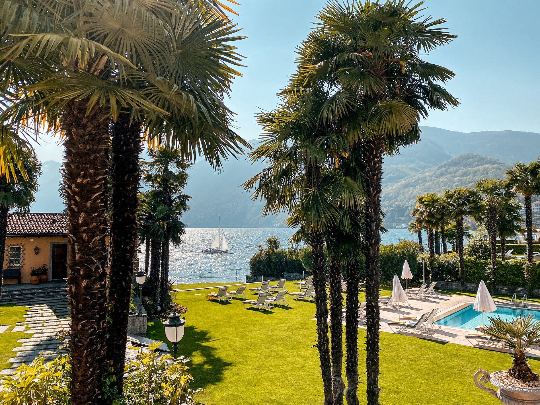 Vista dall’Hotel Eden Roc di Ascona sul Lago Maggiore in una giornata soleggiata.
