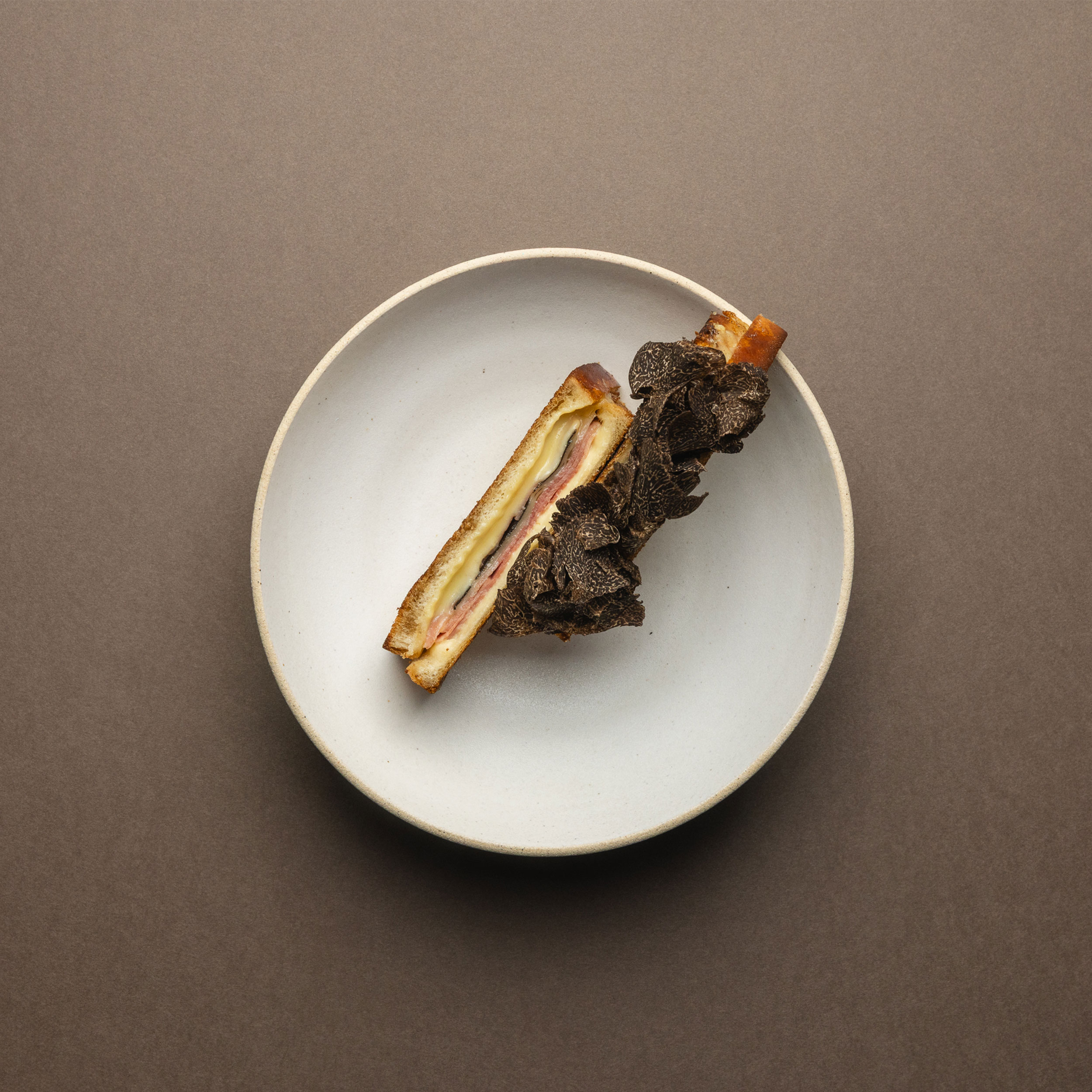 «Einfach Silvio»: toast con prosciutto e formaggio al tartufo. «Einfach Silvio»: toast con prosciutto e formaggio al tartufo.