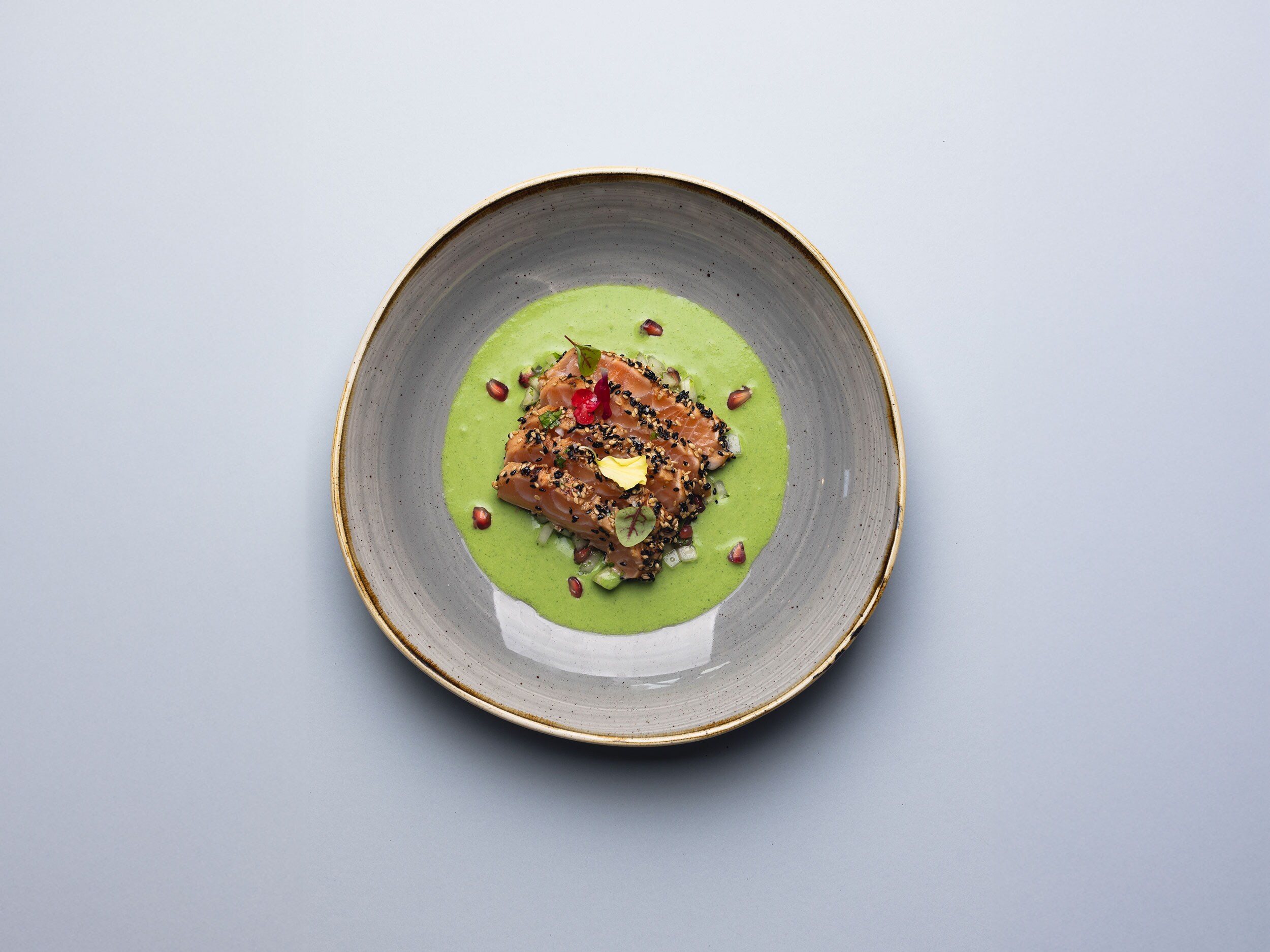 «Simplement Guy»:  Lachs-Tataki mit Nüsslisalat-Creme.