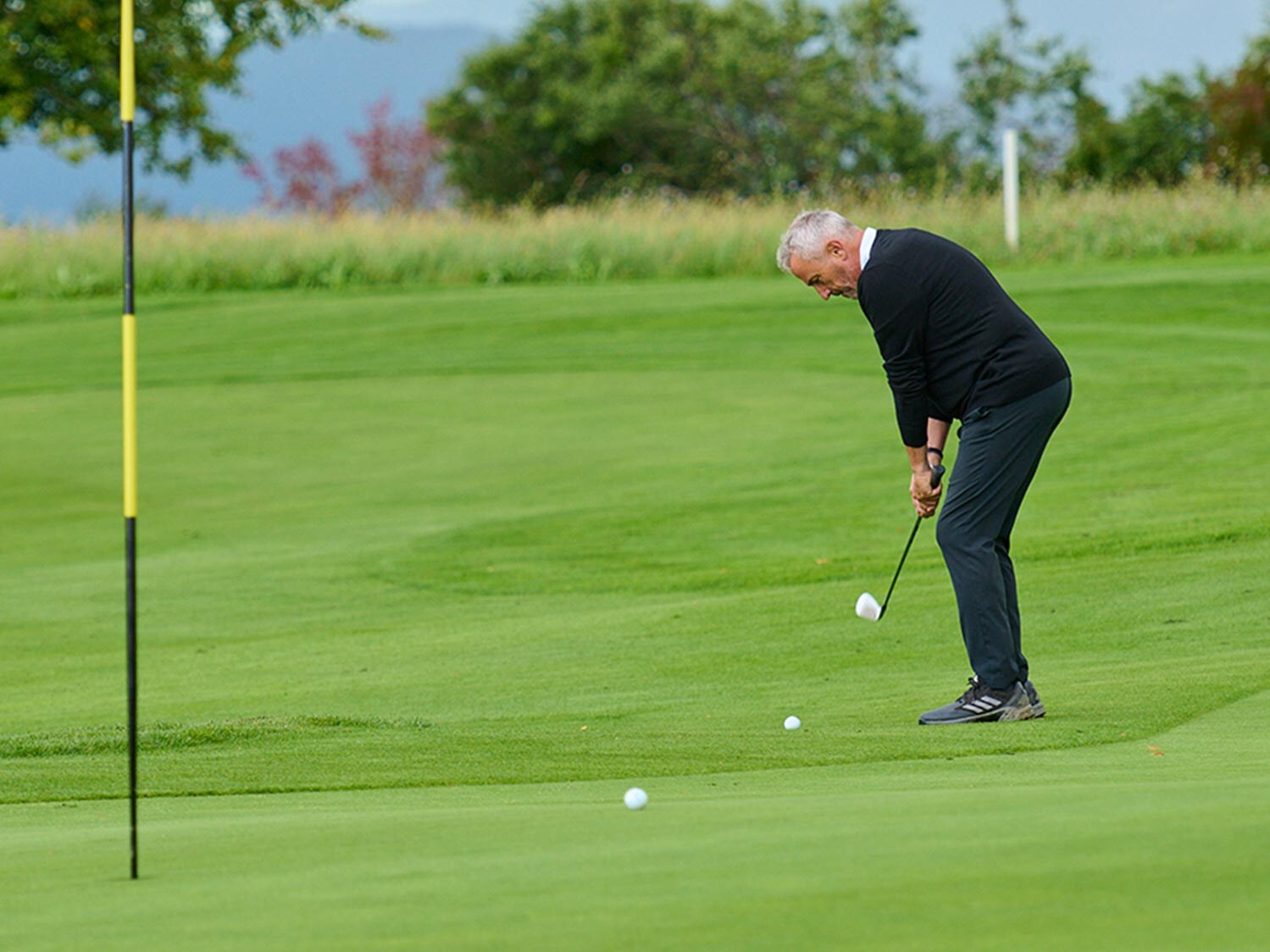 Giocatore di golf al tee