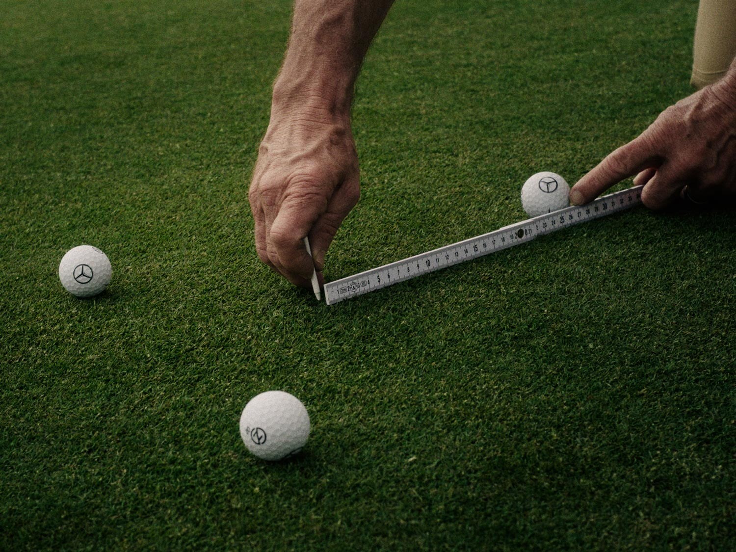 Tre palline da golf sul green