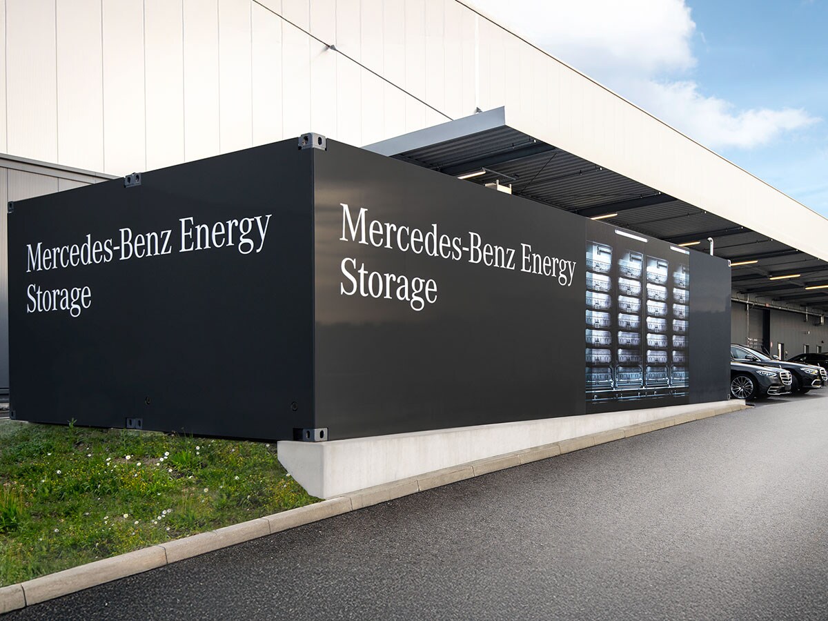 L’accumulateur d’énergie solaire utilisé dans la Factory 56 de Mercedes-Benz à Sindelfingen fonctionne avec d’anciennes batteries de voitures électriques.