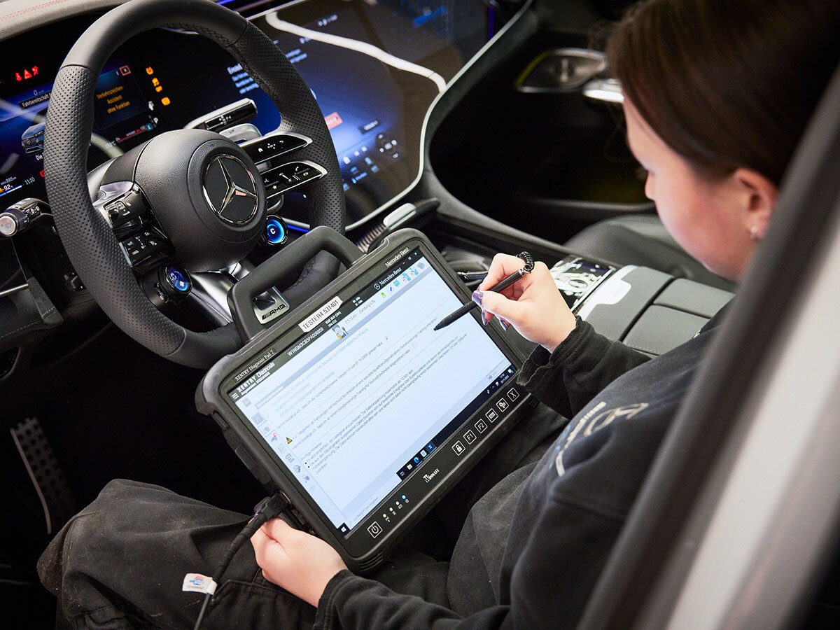 Un’auto elettrica di Mercedes-Benz viene sottoposta a manutenzione in officina.