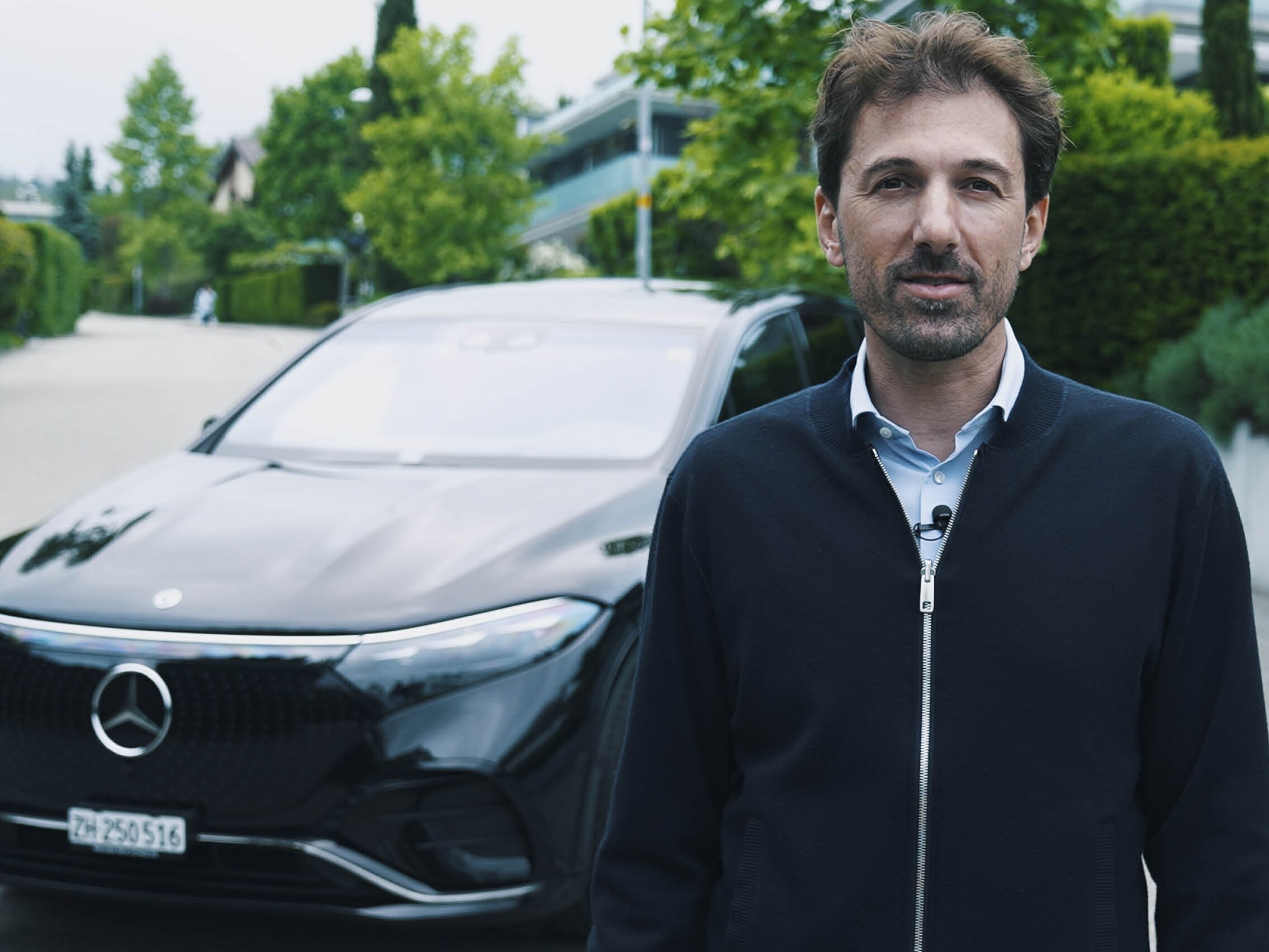 Fabian Cancellara con l’EQS SUV di Mercedes-Benz