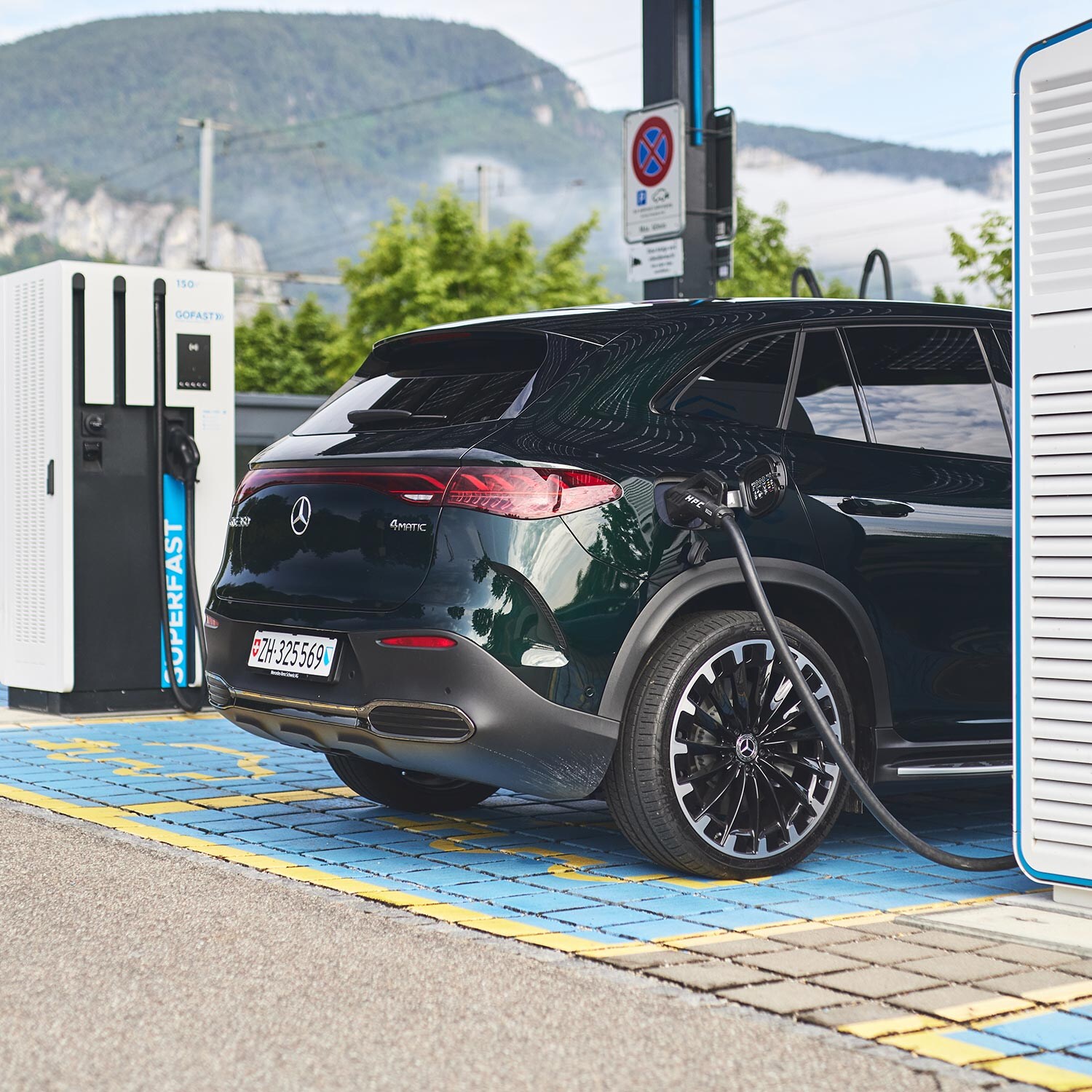 Le Mercedes-Benz EQE SUV à une station de recharge Gofast.