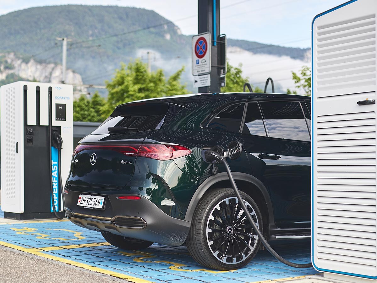 Le Mercedes-Benz EQE SUV à une station de recharge Gofast.