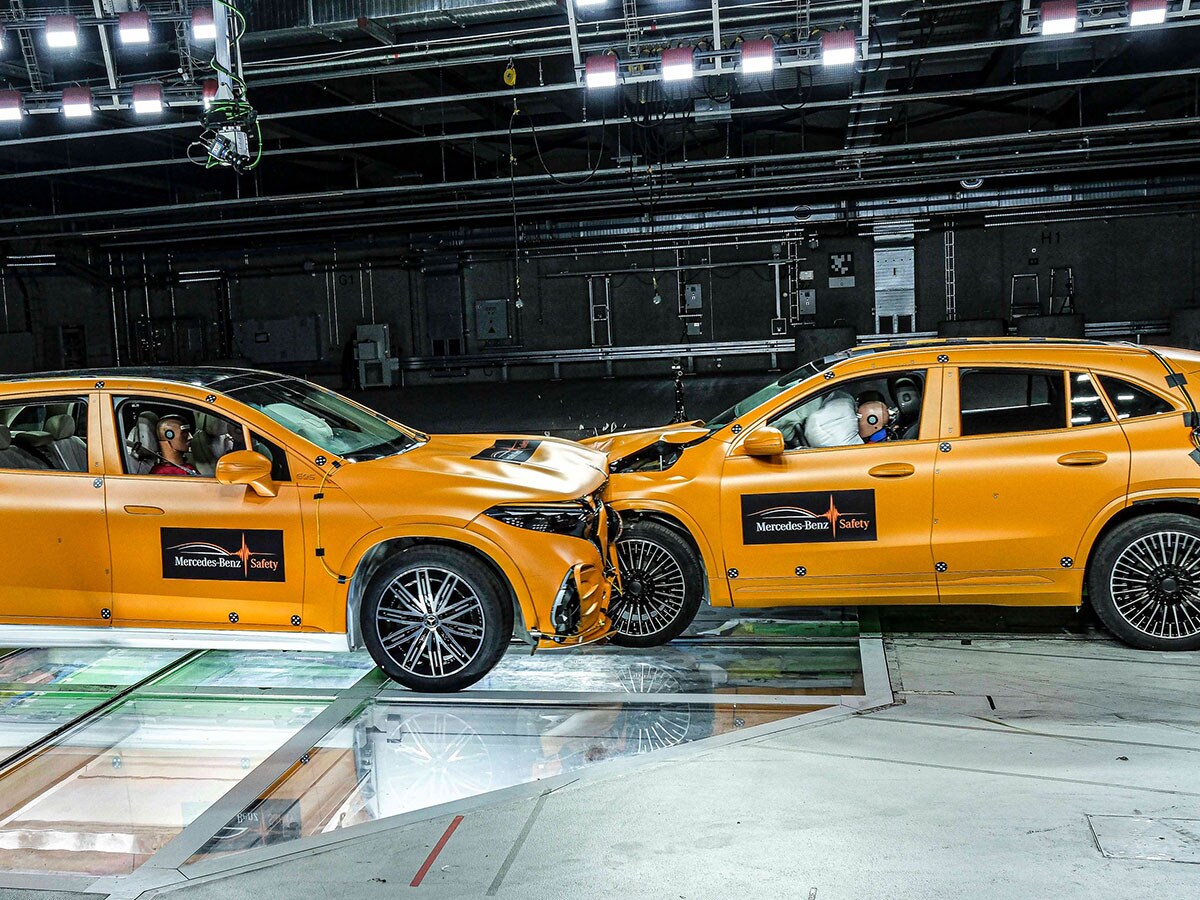Due SUV gialli durante un crash test al momento della collisione