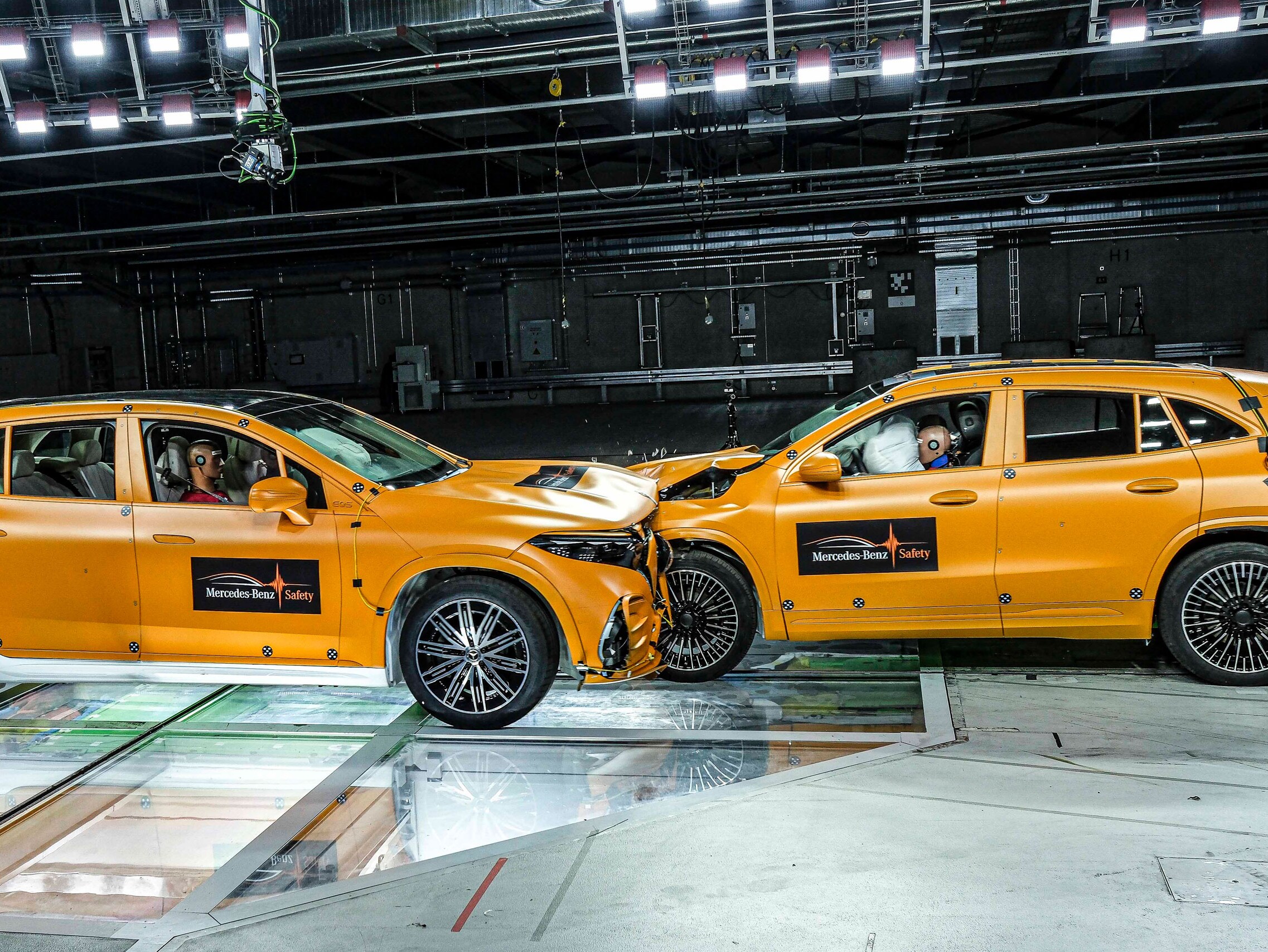 Zwei gelbe SUVs beim Crashtest im Moment des Zusammenpralls