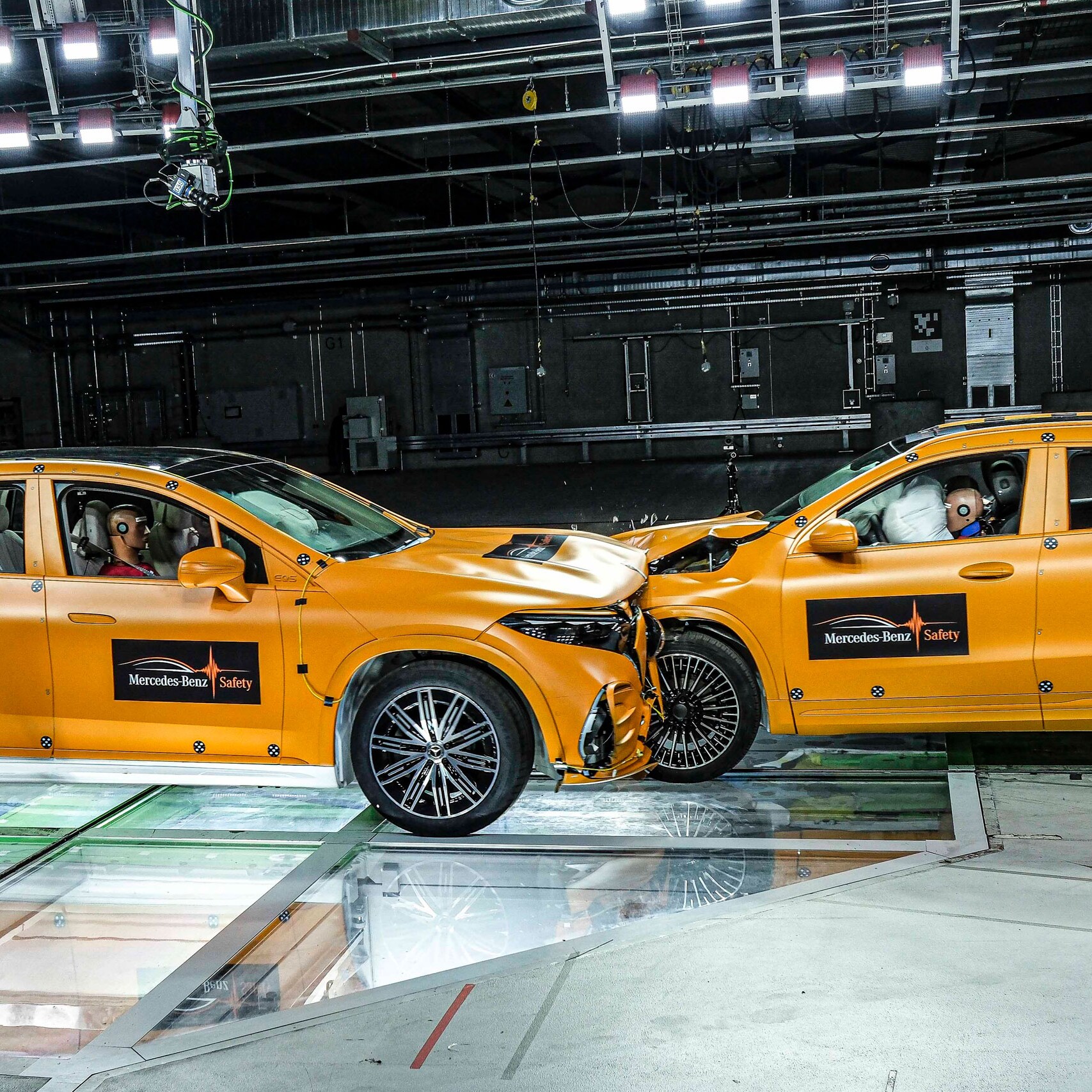Deux SUV jaunes lors d’un crash-test au moment de la collision