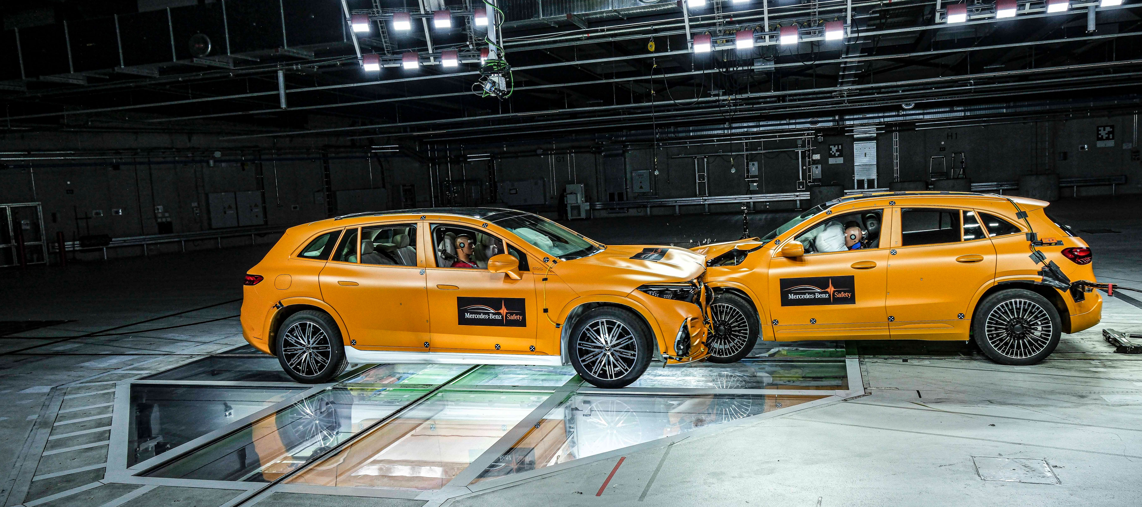 Deux SUV jaunes lors d’un crash-test au moment de la collision Deux SUV jaunes lors d’un crash-test au moment de la collision