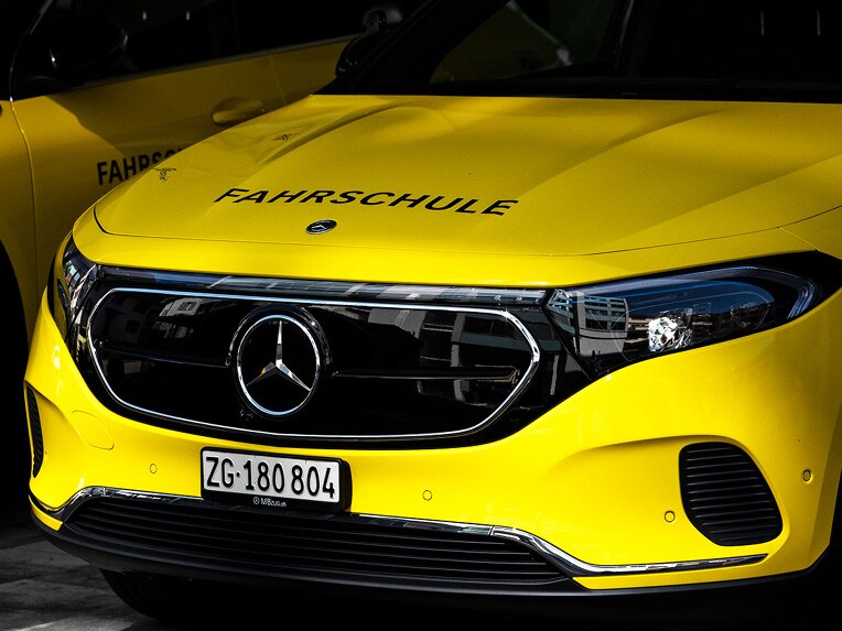 Trois voitures d’auto-école électriques jaunes de Mercedes-Benz garées côte à côte