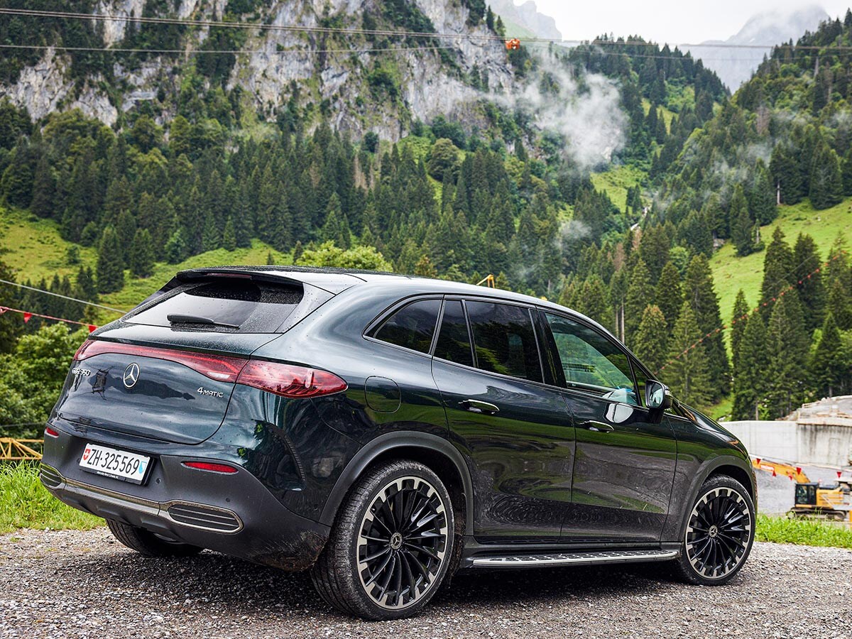 Mercedes-Benz EQE nera davanti alla centrale idroelettrica di Luchsingen.