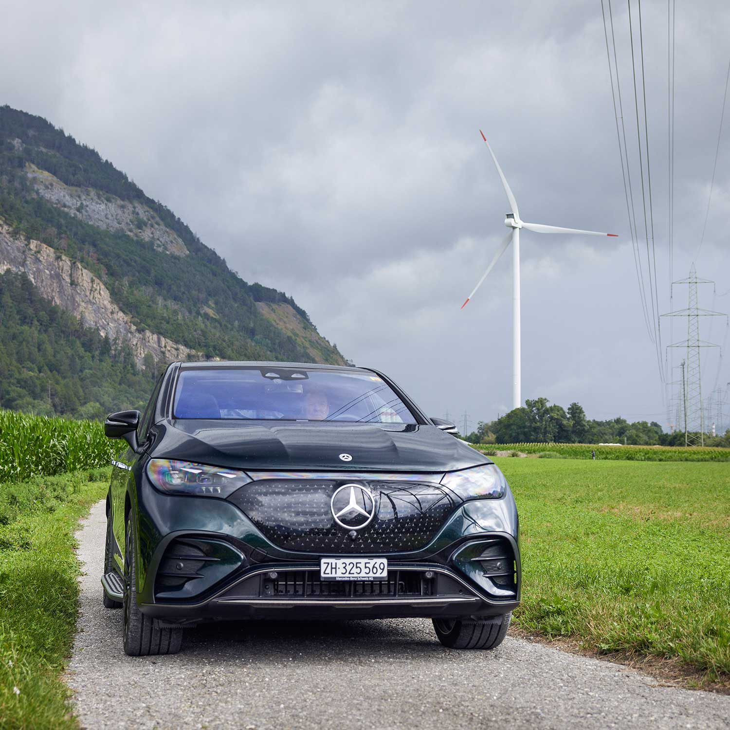Mercedes-Benz EQE SUV Mercedes-Benz EQE SUV noir devant une éolienne.