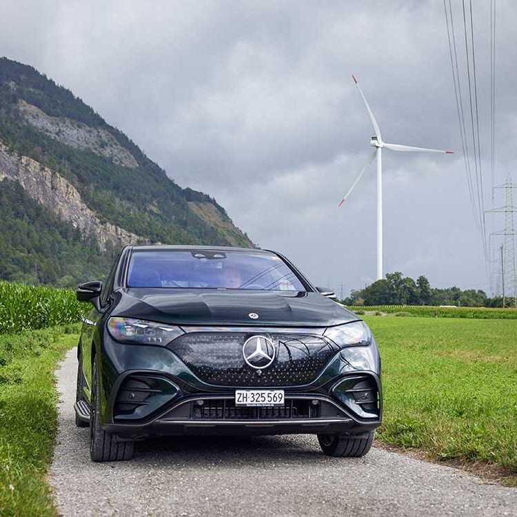 Fahrzeug von Mercedes-Benz auf einer Landstrasse