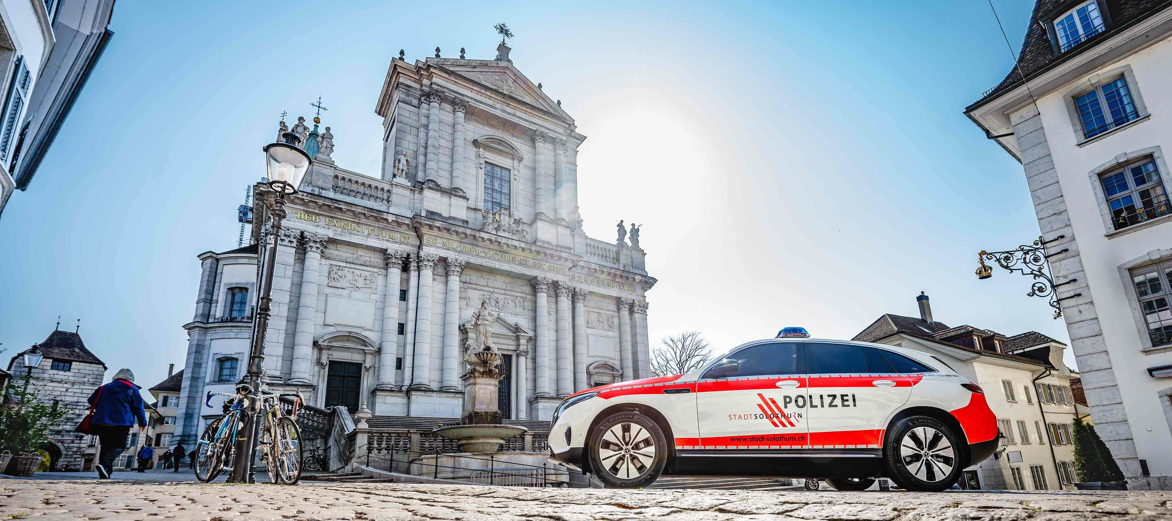 Avec gyrophare et moteur électrique Vue latérale d’un Mercedes-Benz EQC de la police municipale dans la vieille ville de Soleure.
