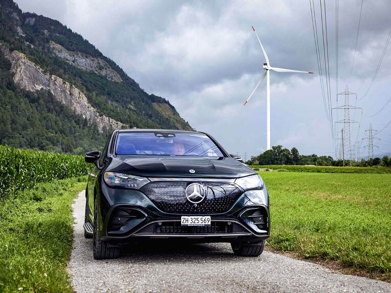 Mercedes-Benz EQE SUV devant une éolienne
