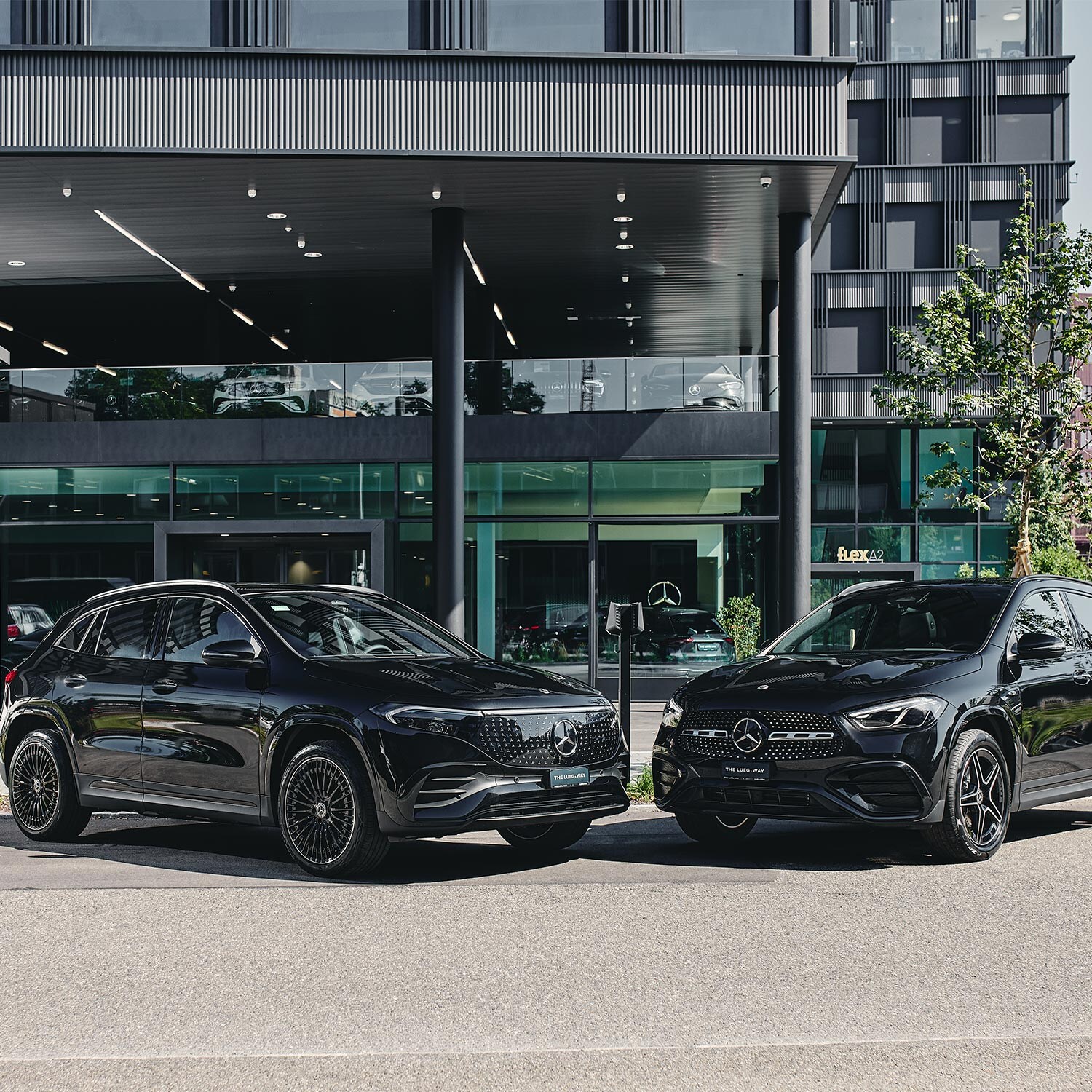 Mercedes-Benz EQA e GLA davanti a un edificio