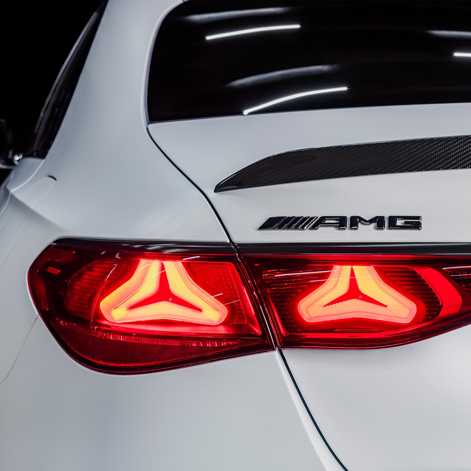 Gros plan de l’arrière d’une Mercedes-AMG blanche Gros plan de l’arrière d’une Mercedes-AMG blanche