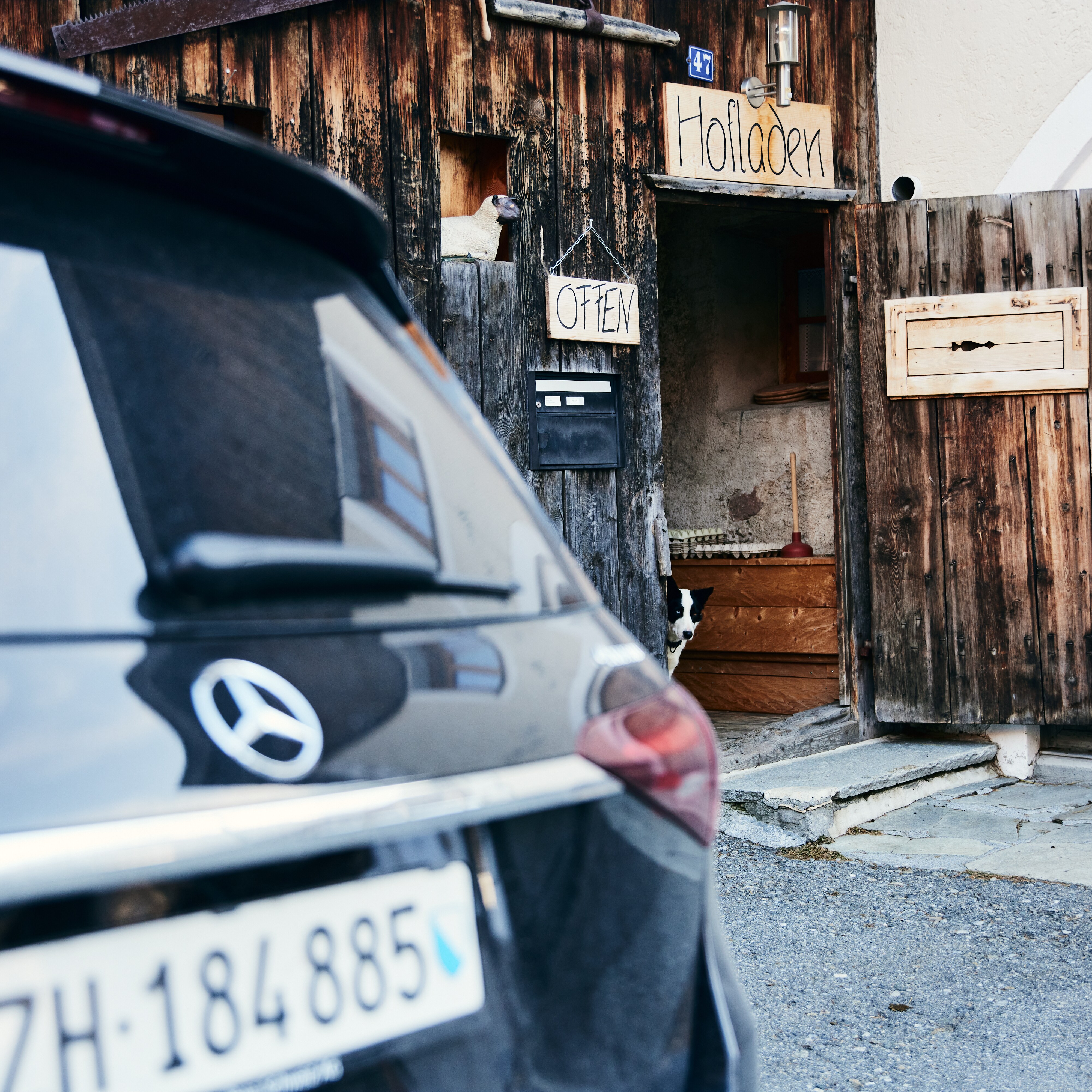 Le GLE 350 de dans le cœur historique de Madulain, un petit village de l’Engadine.