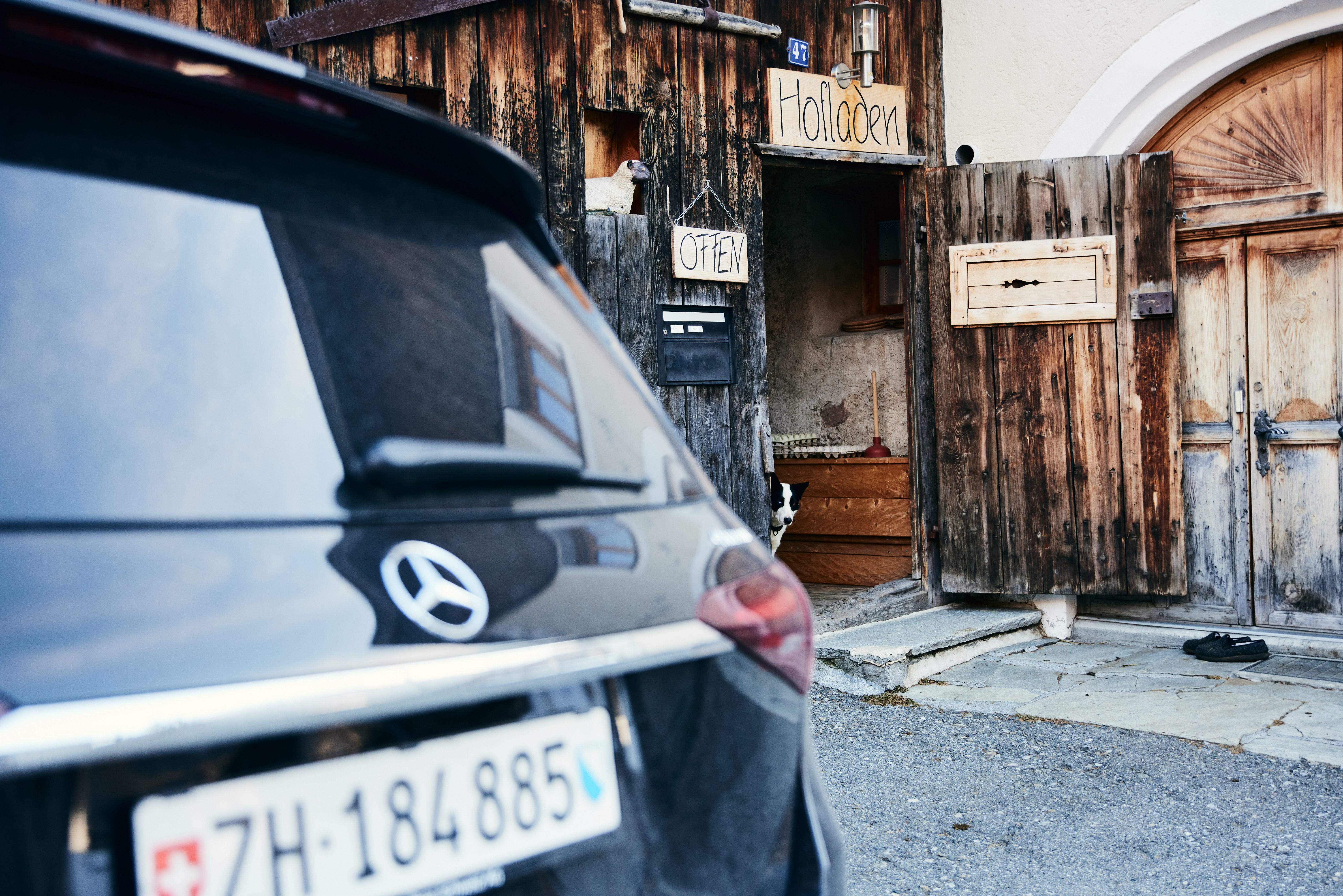 Le GLE 350 de dans le cœur historique de Madulain, un petit village de l’Engadine. Le GLE 350 de dans le cœur historique de Madulain, un petit village de l’Engadine.