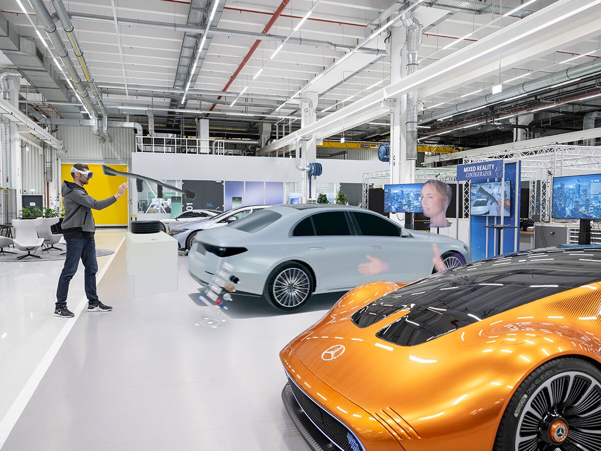 Un homme configure un véhicule Mercedes-Benz à l’aide de lunettes de réalité mixte. 