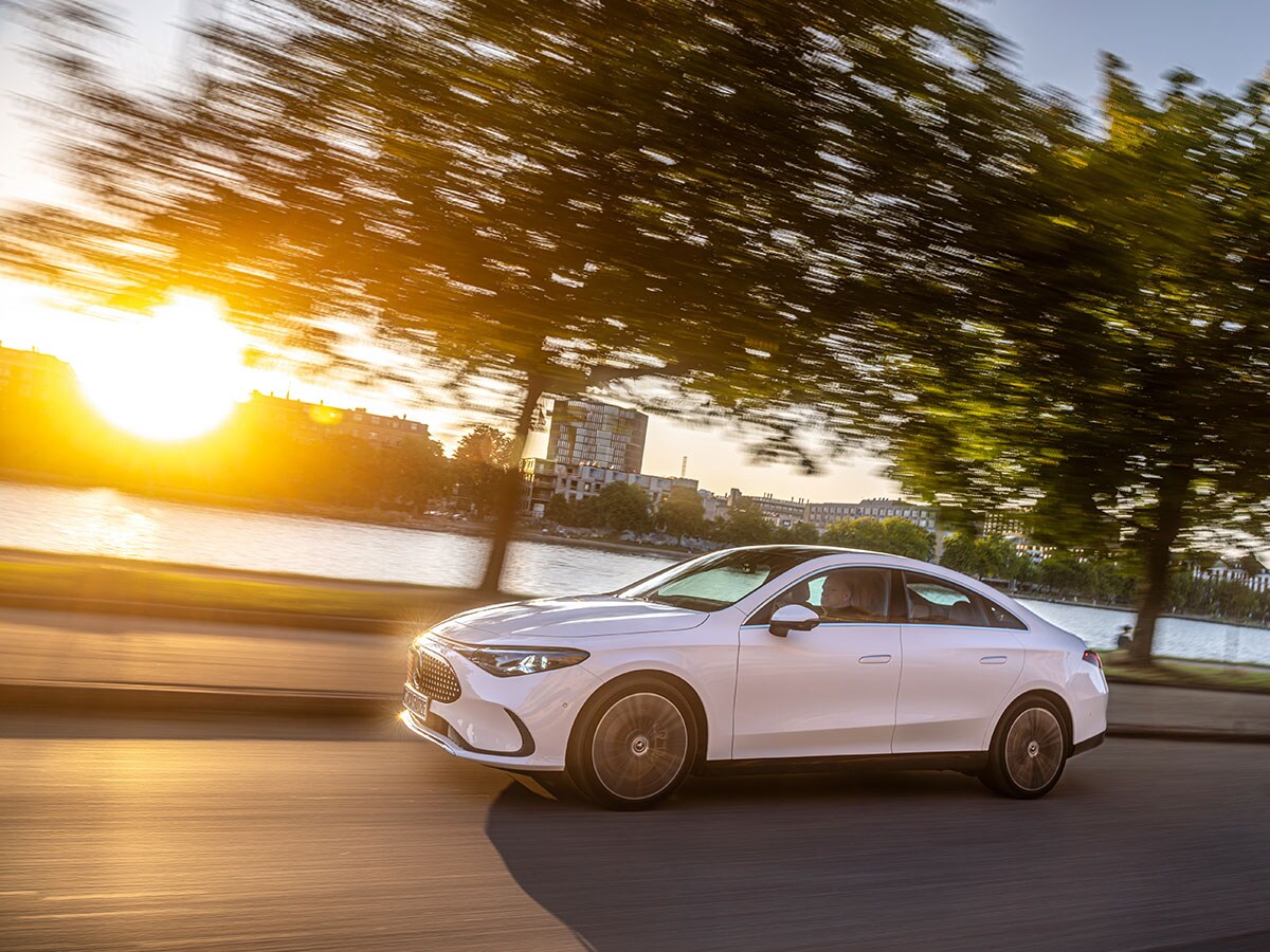 Der neue vollelektrische CLA von Mercedes-Benz auf einer Testfahrt.